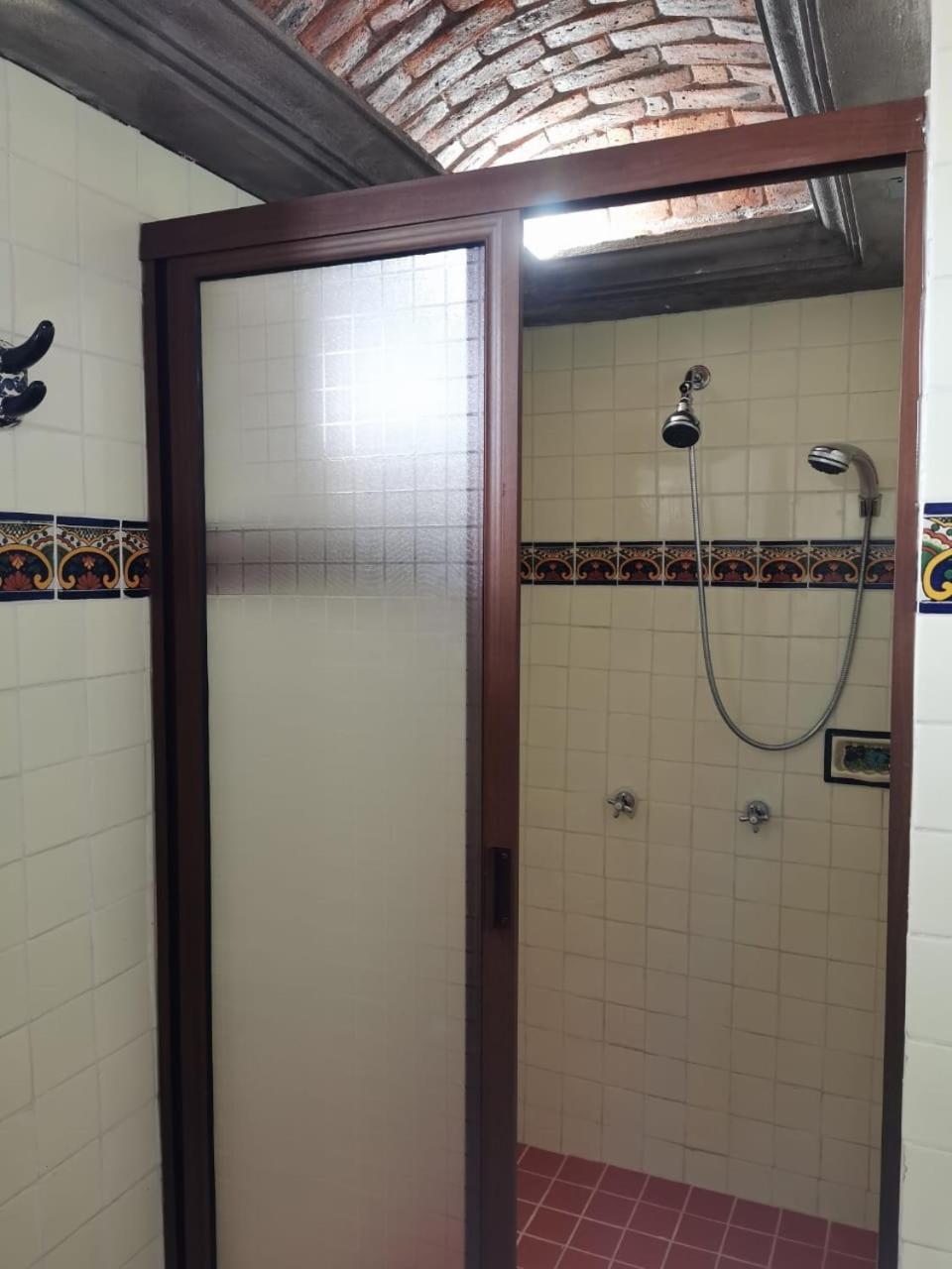 Large Double Room - Photo 4