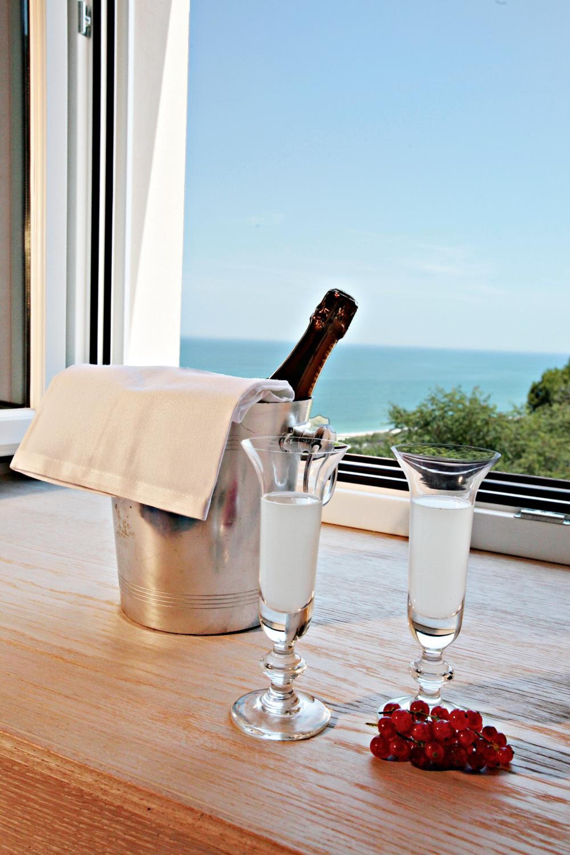 Deluxe Double Room with Sea View - Photo 9