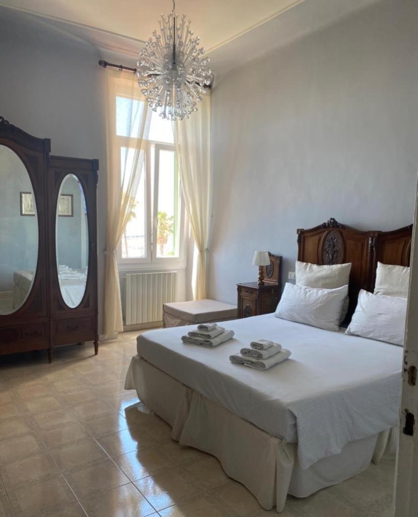 Deluxe Room (2 Adults + 1 Child) - Photo 2