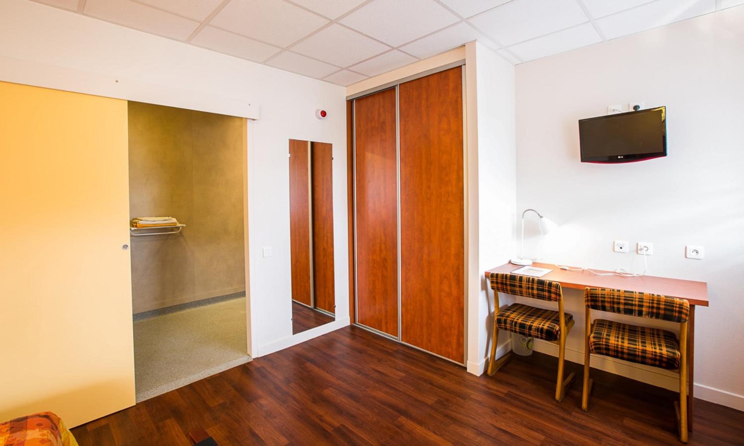 Twin Room - Disability Access photo 2