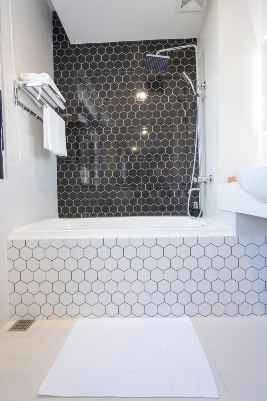 Twin Room with Bath - Photo 2