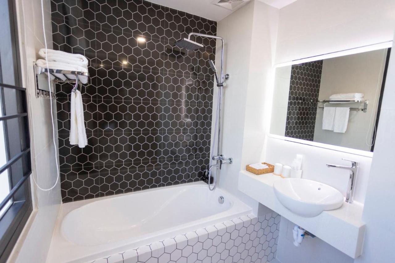 Twin Room with Bath - Photo 5