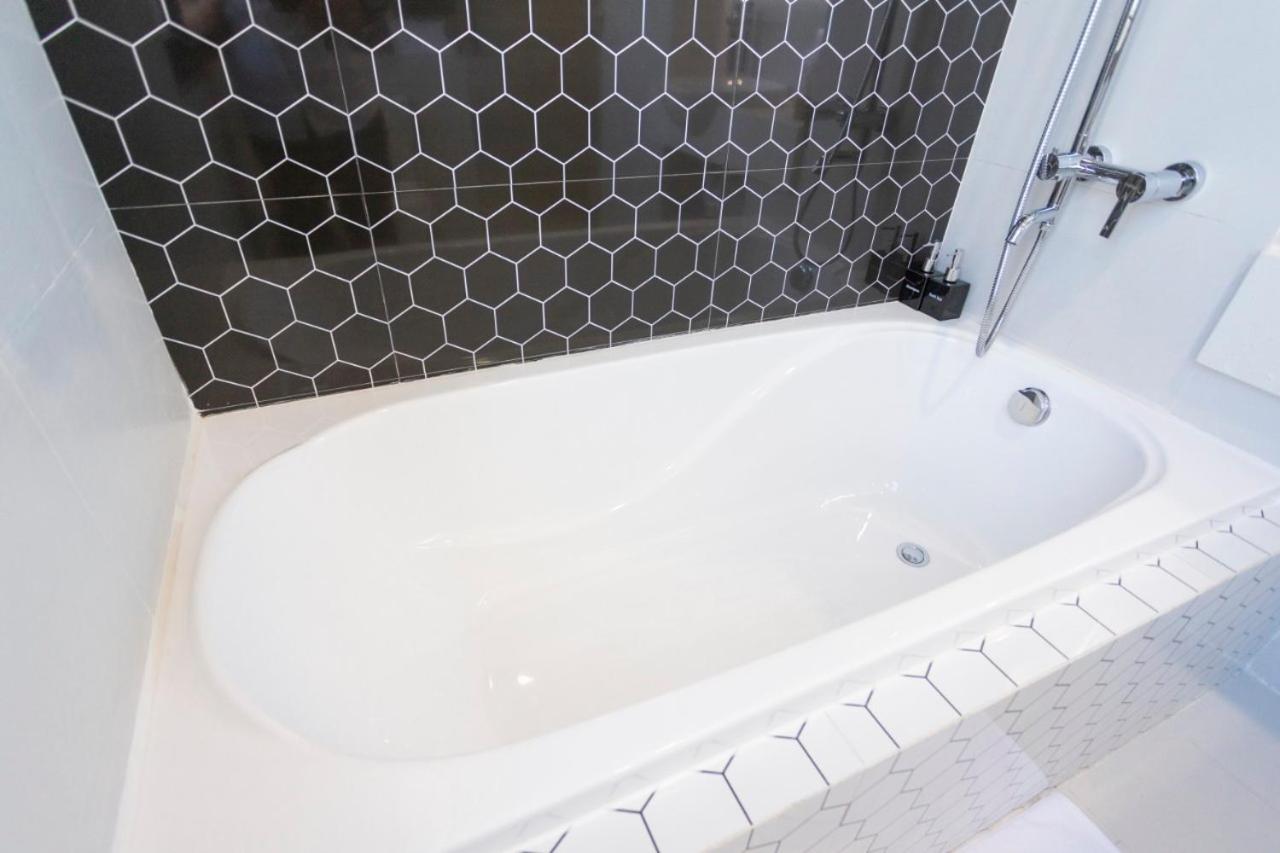 Twin Room with Bath - Photo 7