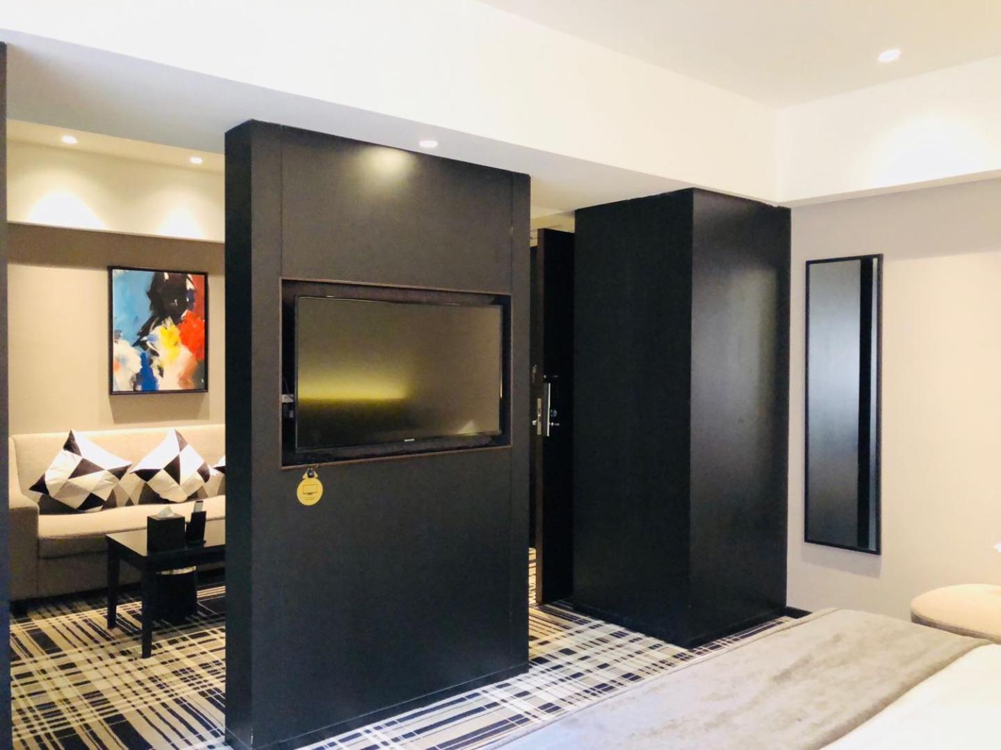 Business Suite-Free Snacks&Clothes Steamer