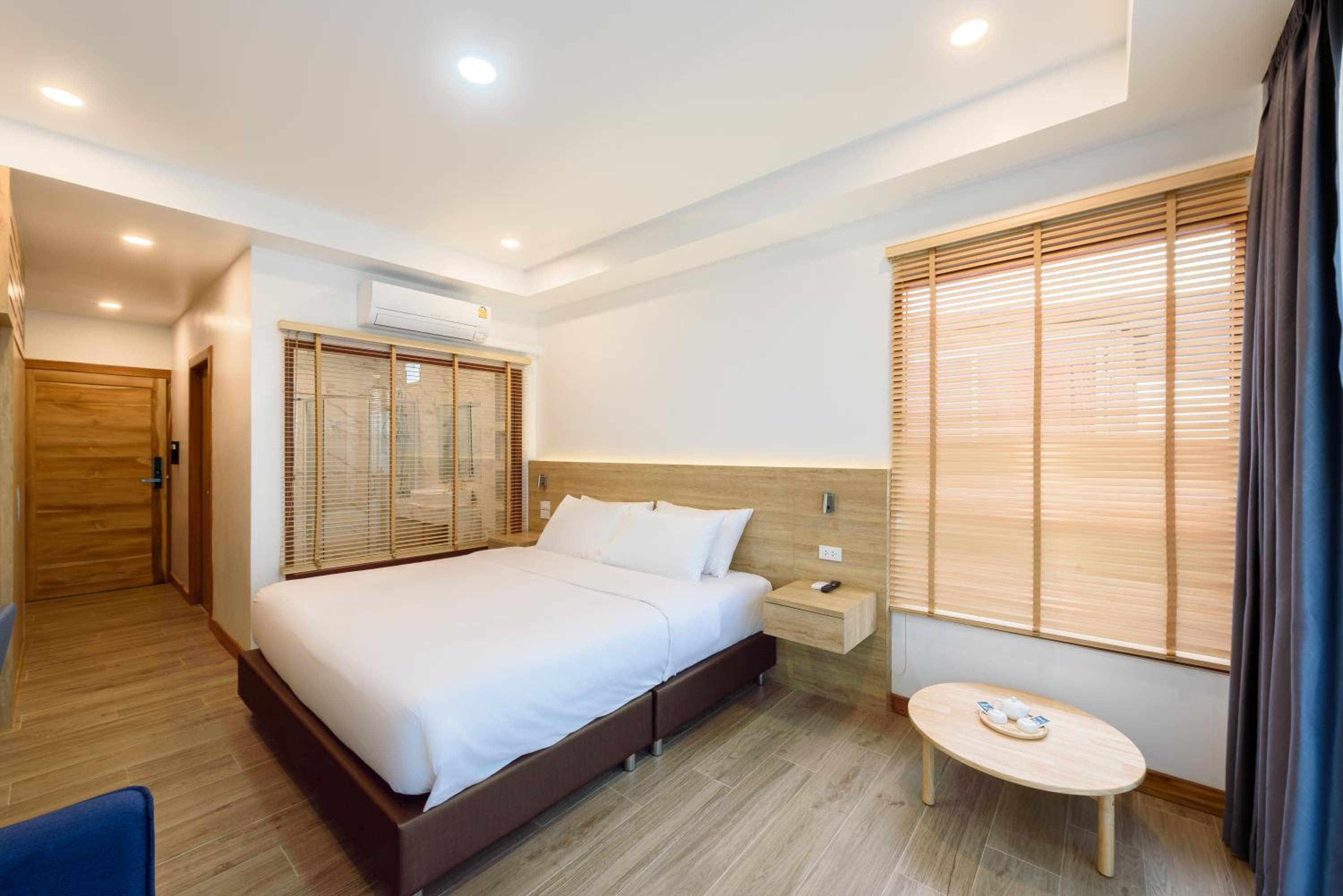 Executive Suite - Photo 9