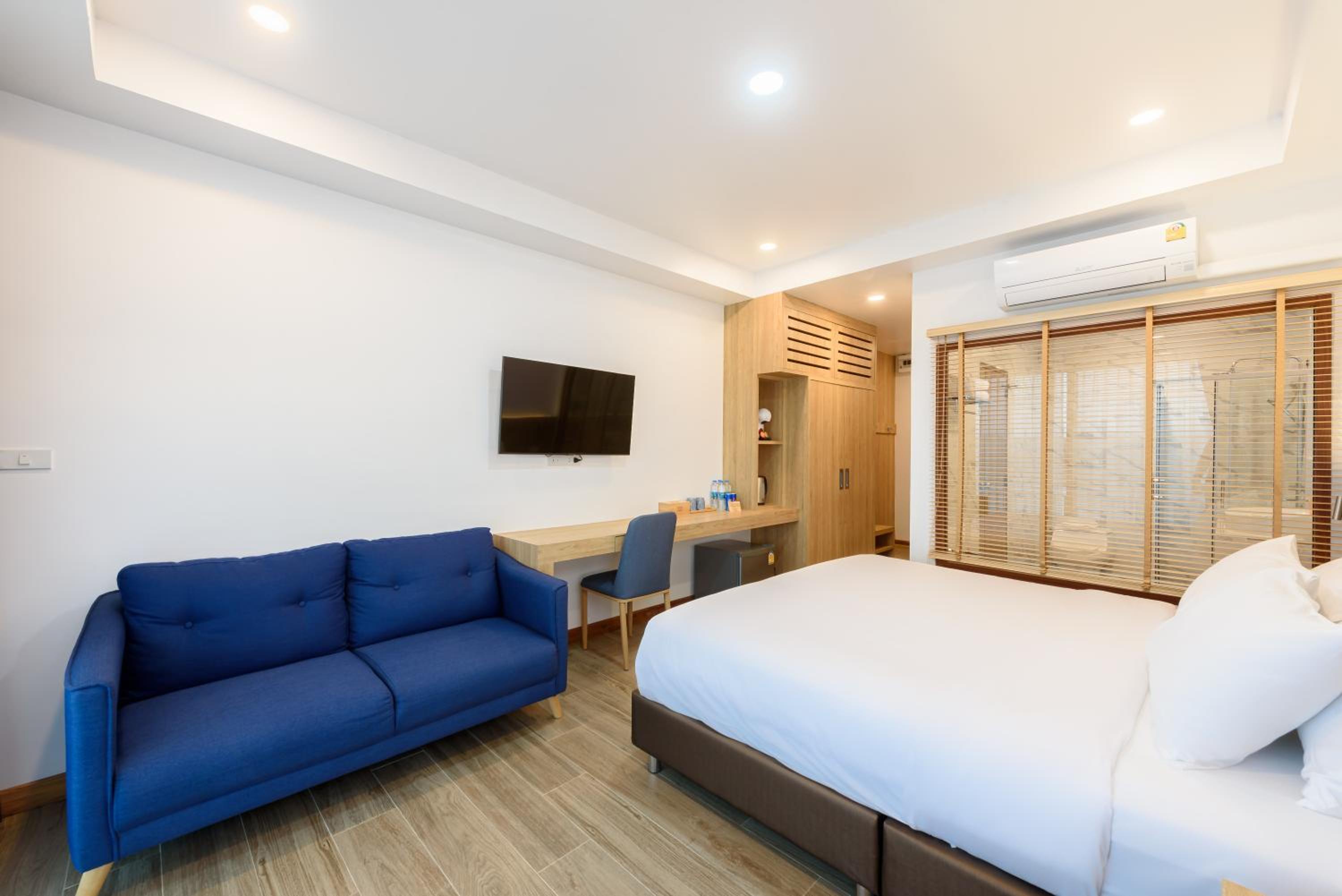 Executive Suite - Photo 10