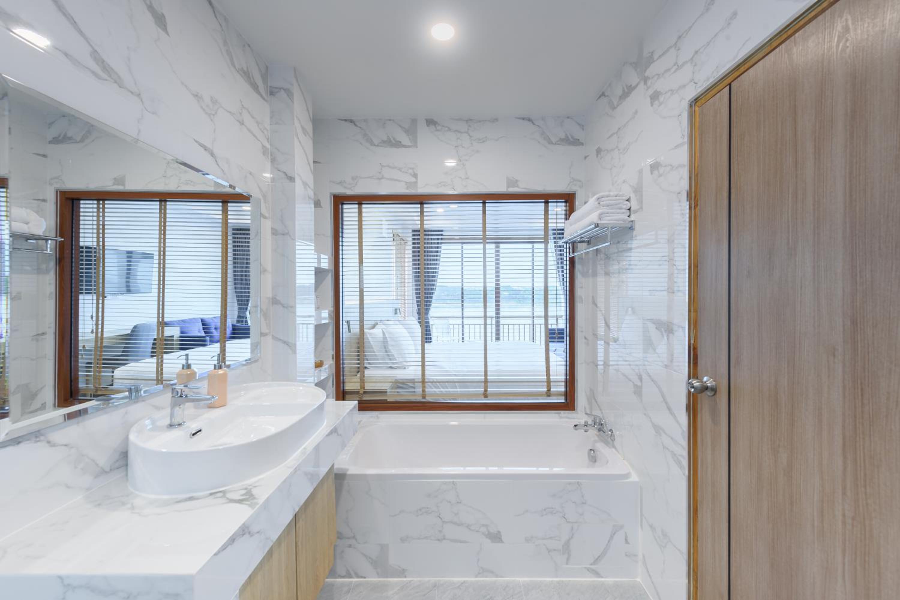 Executive Suite - Photo 11