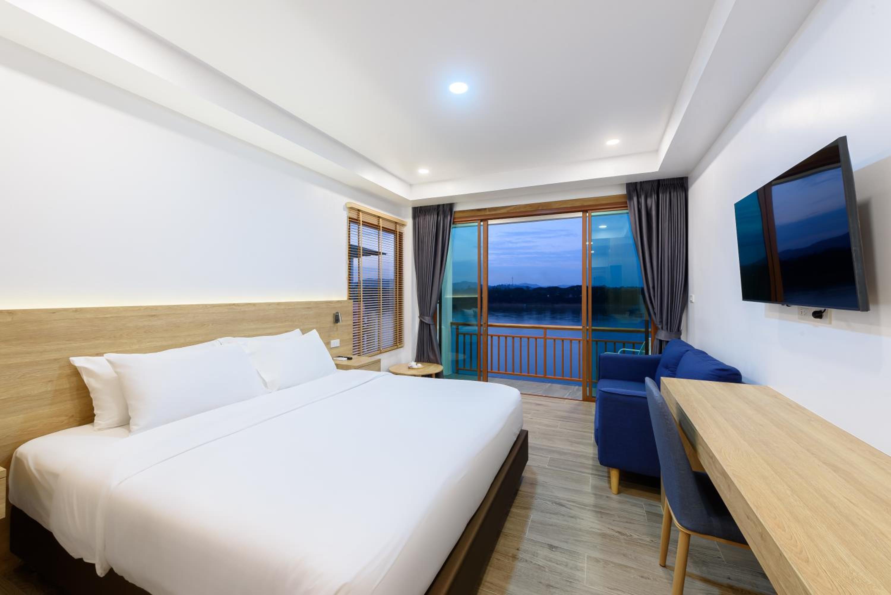 Executive Suite - Photo 1