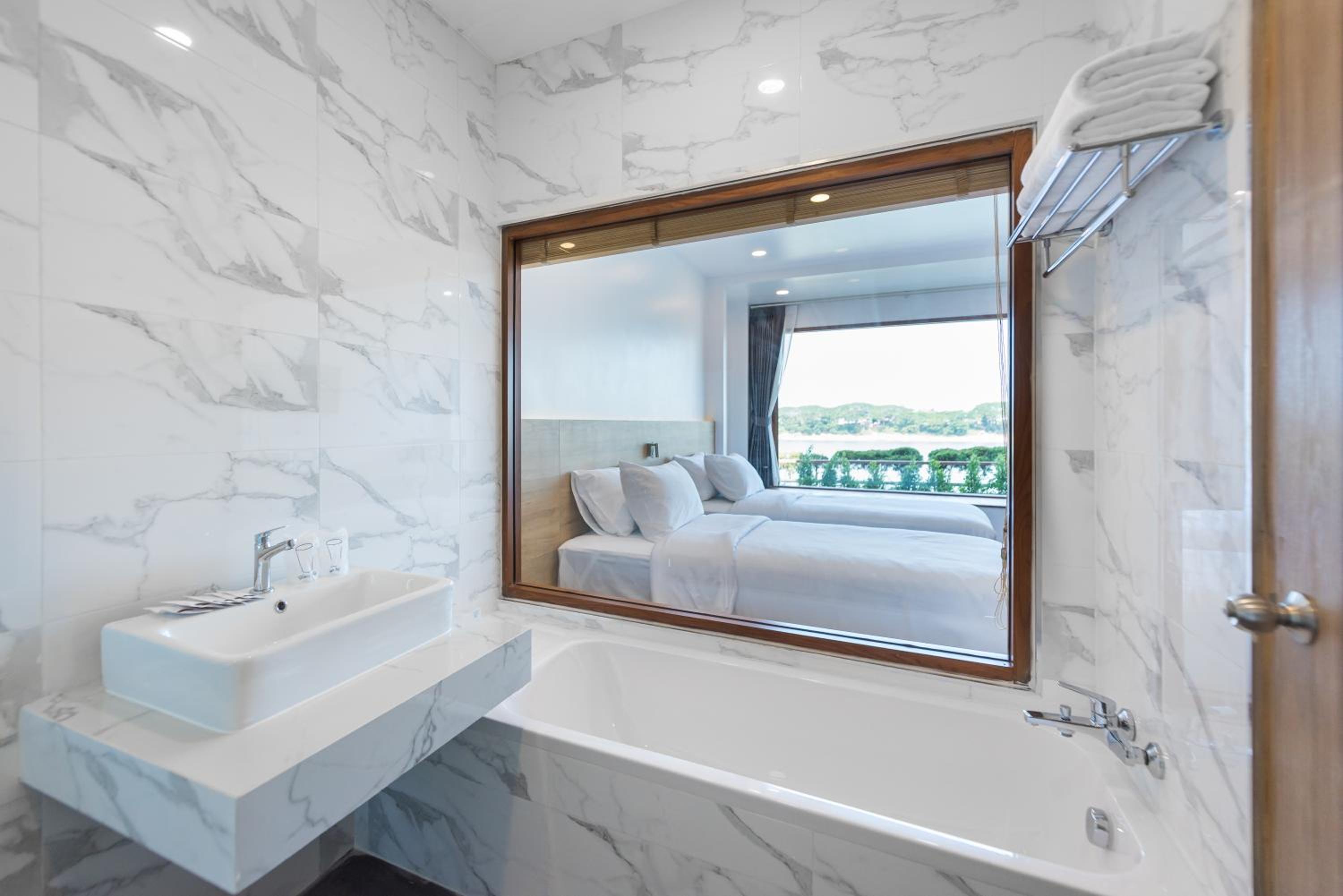 Executive Twin Room - Photo 6