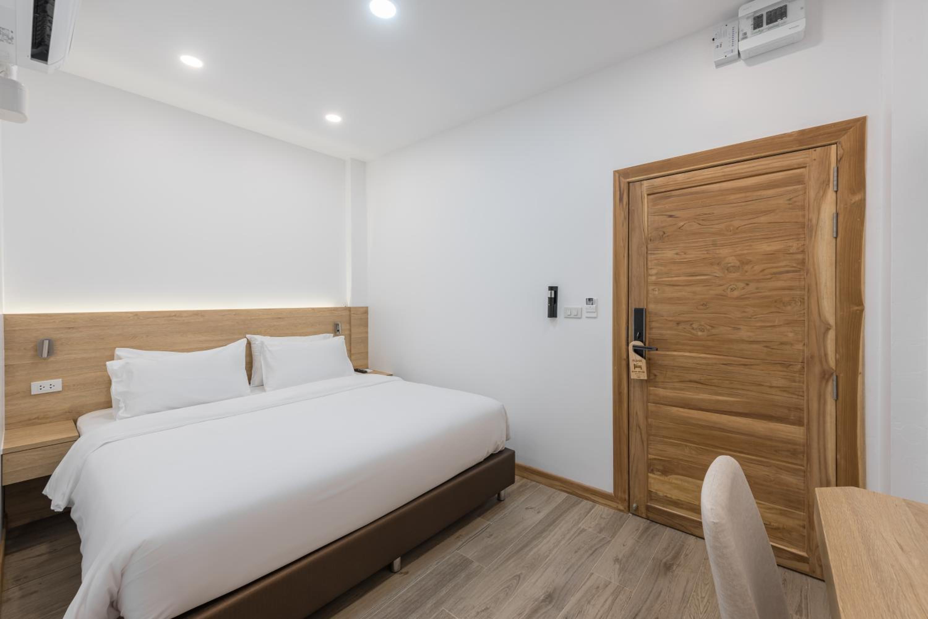 Deluxe King Room - Photo 1