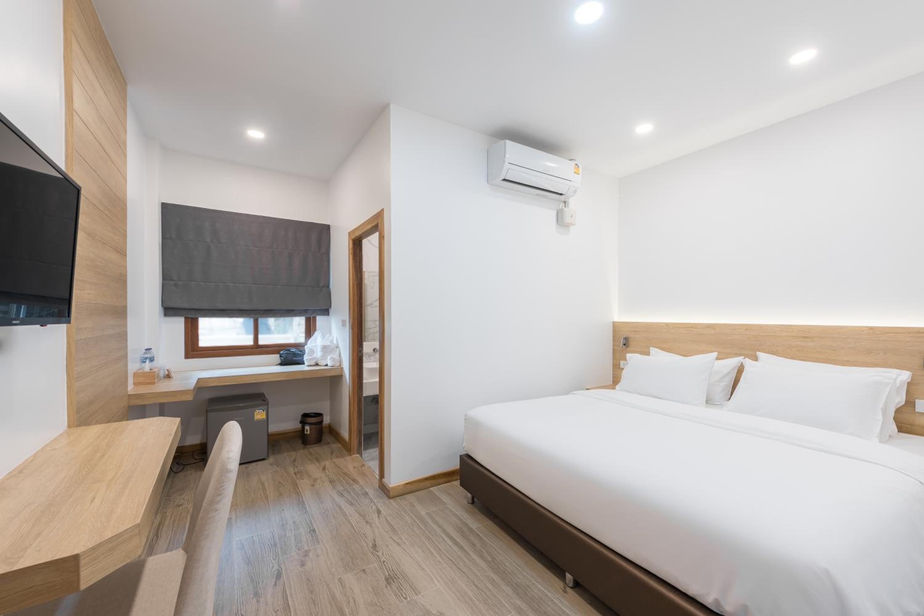 Deluxe King Room - Photo 4