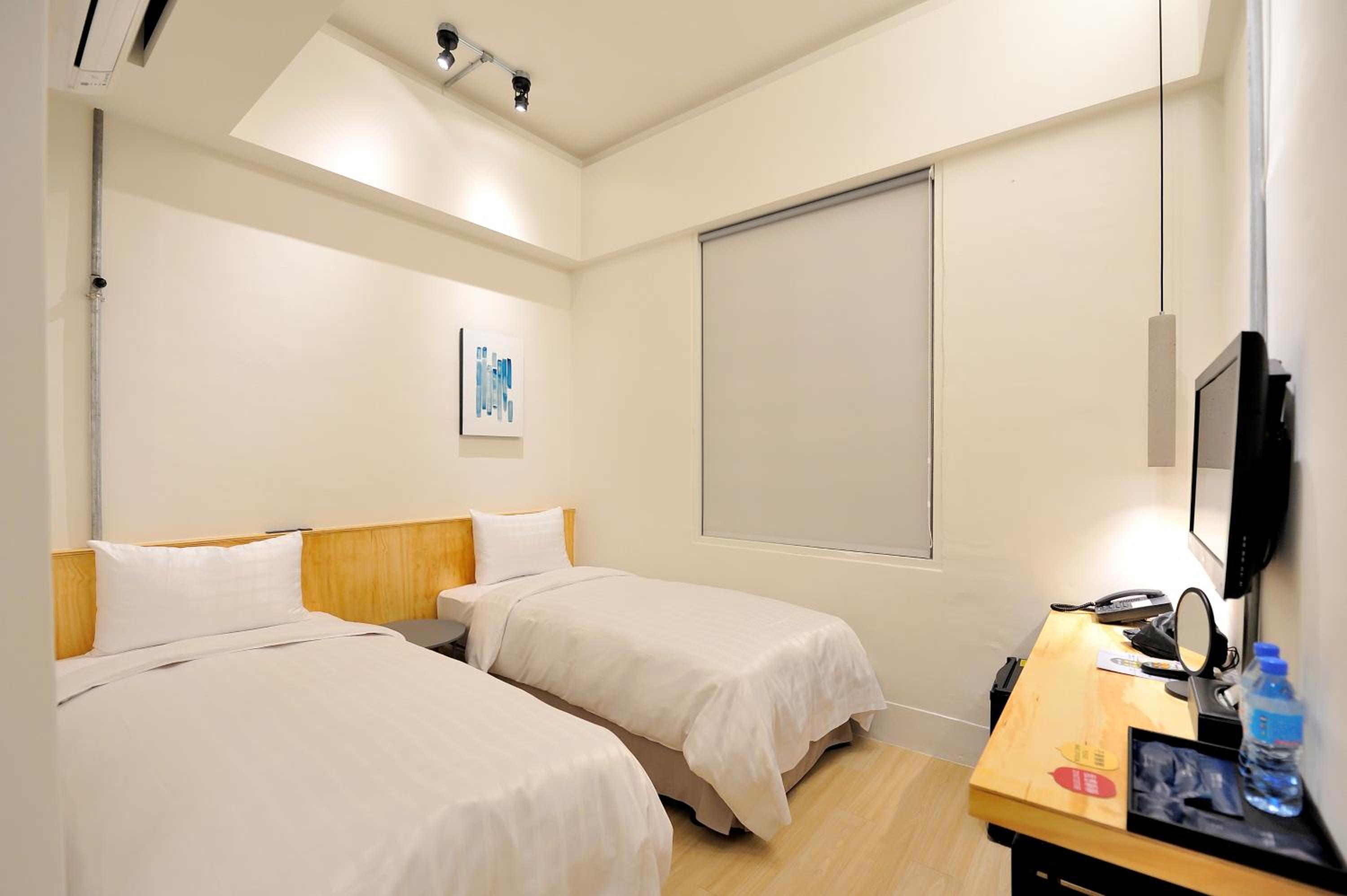 Budget Twin Room - Photo 7