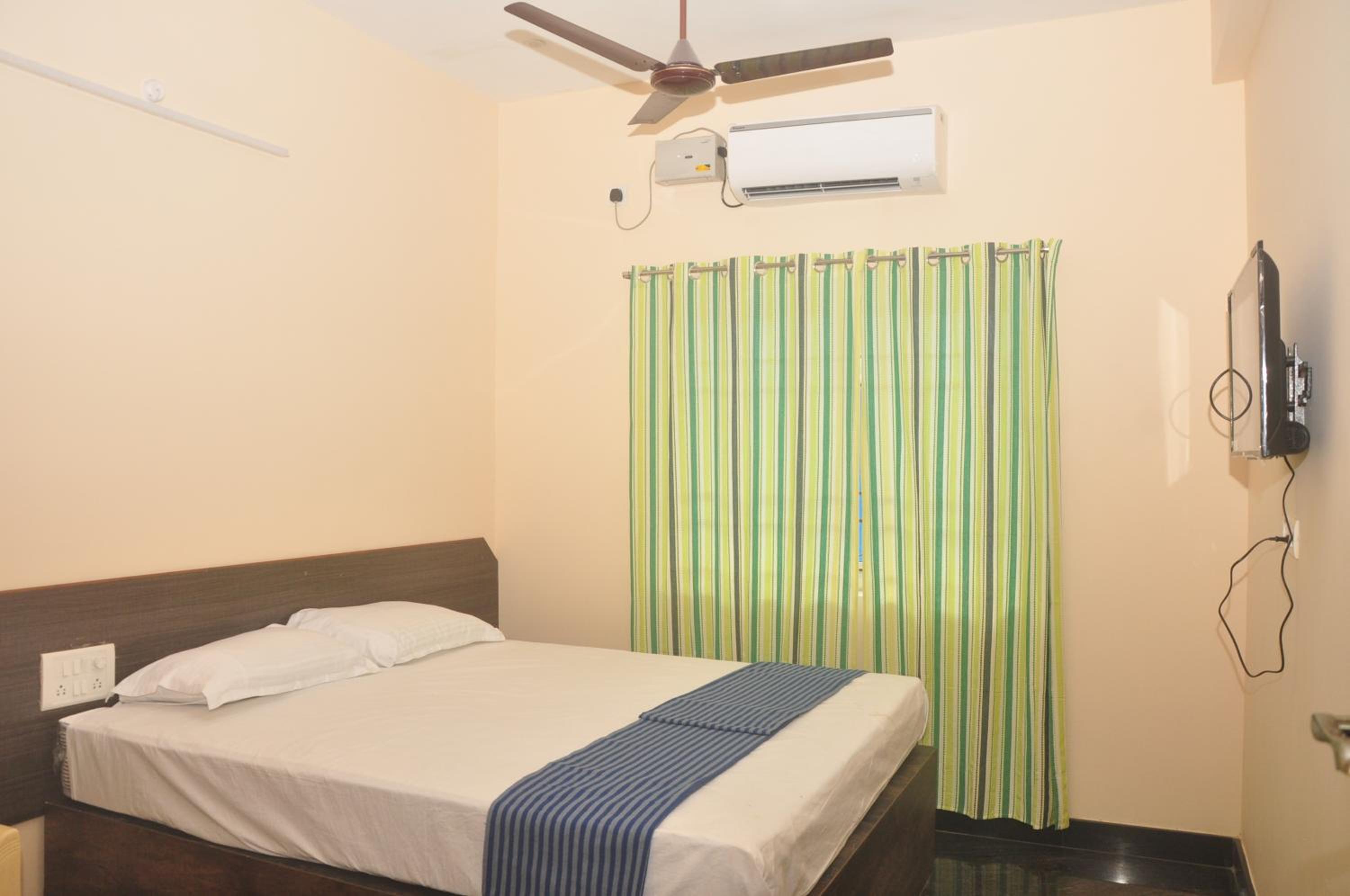 Budget Double Room - Photo 12