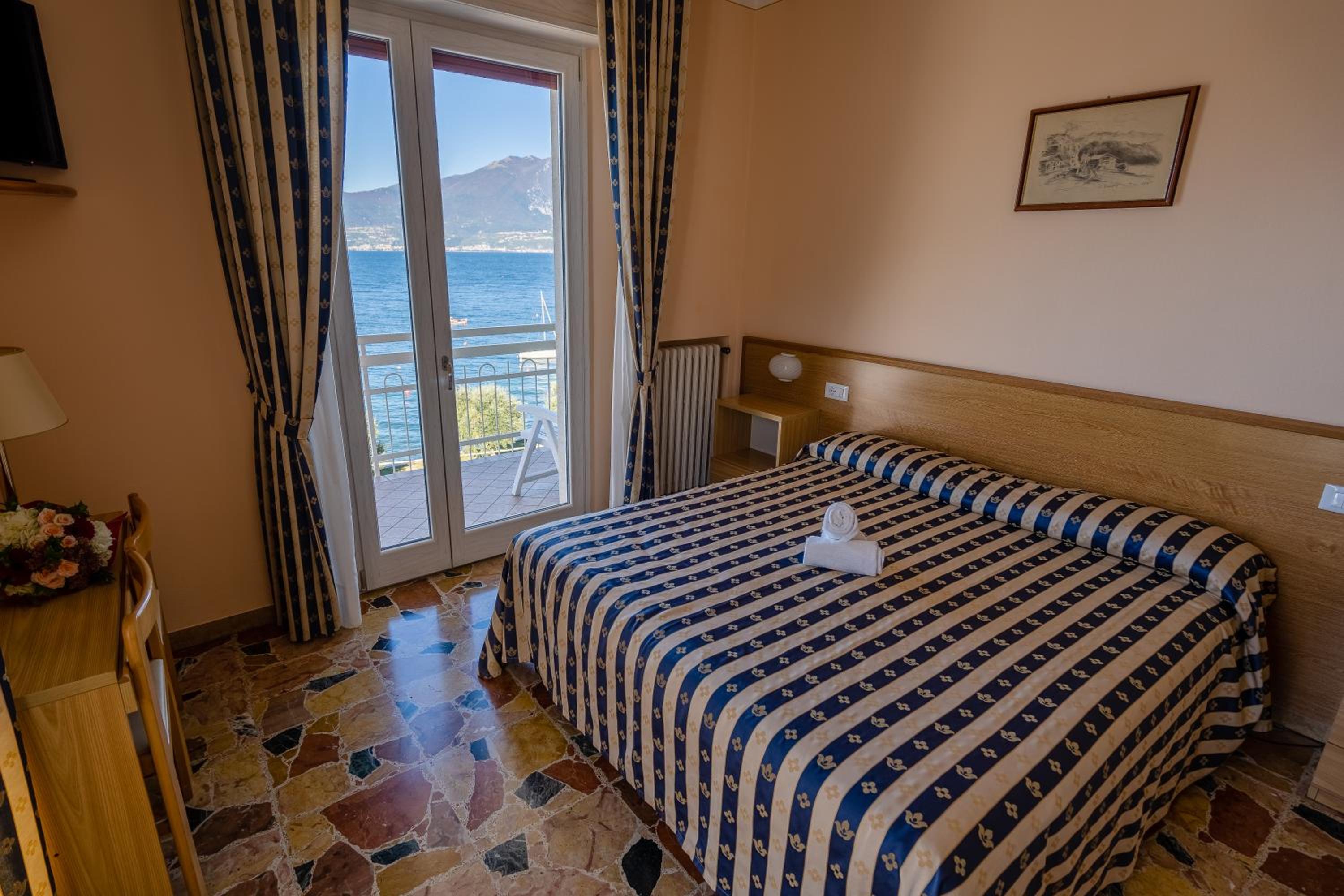 Standard Double or Twin Room with Lake View - Photo 4