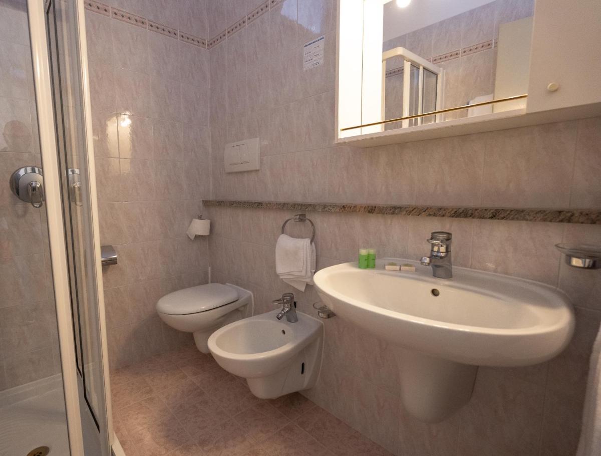 Standard Double or Twin Room with Lake View - Photo 5