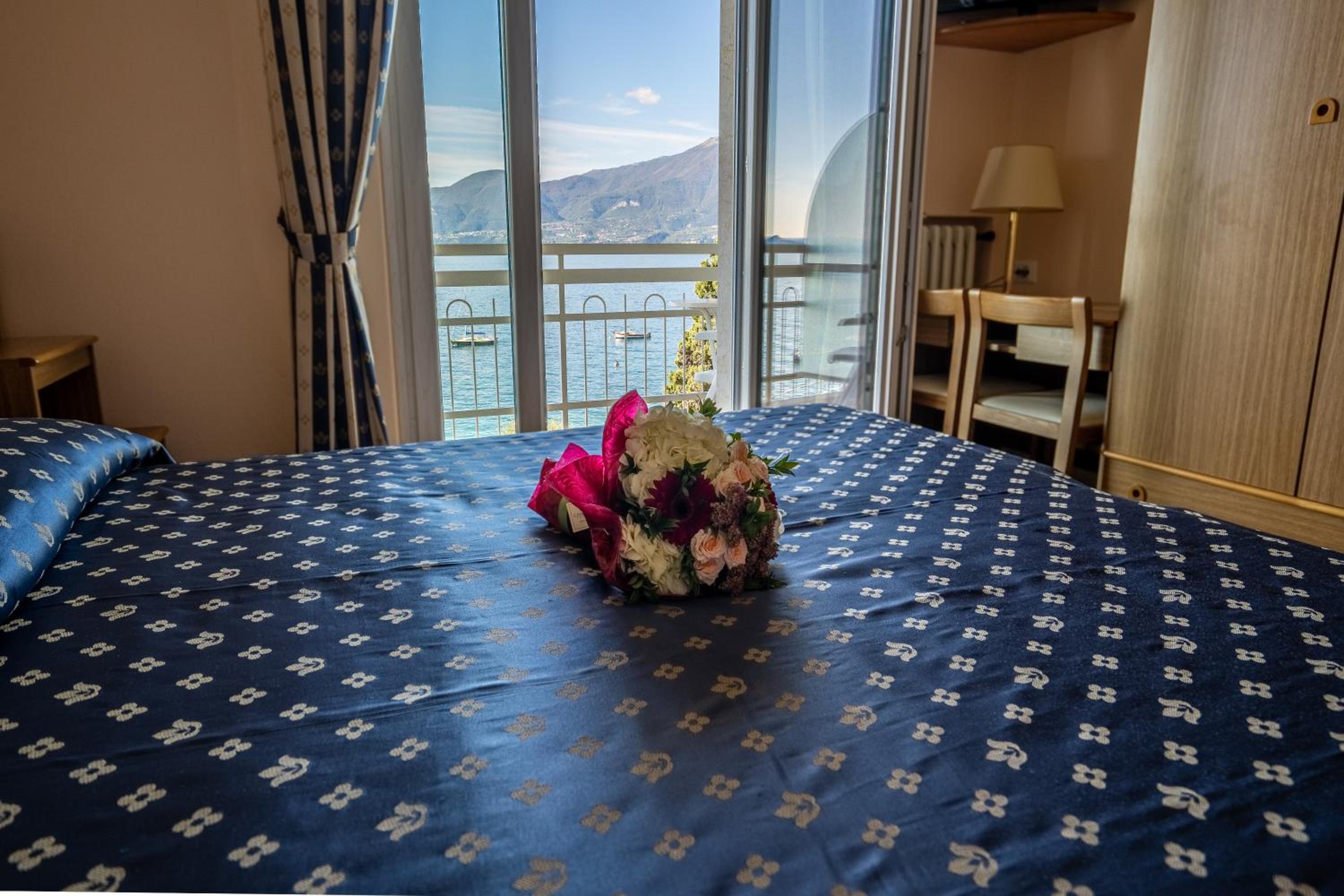 Standard Double or Twin Room with Lake View - Photo 3