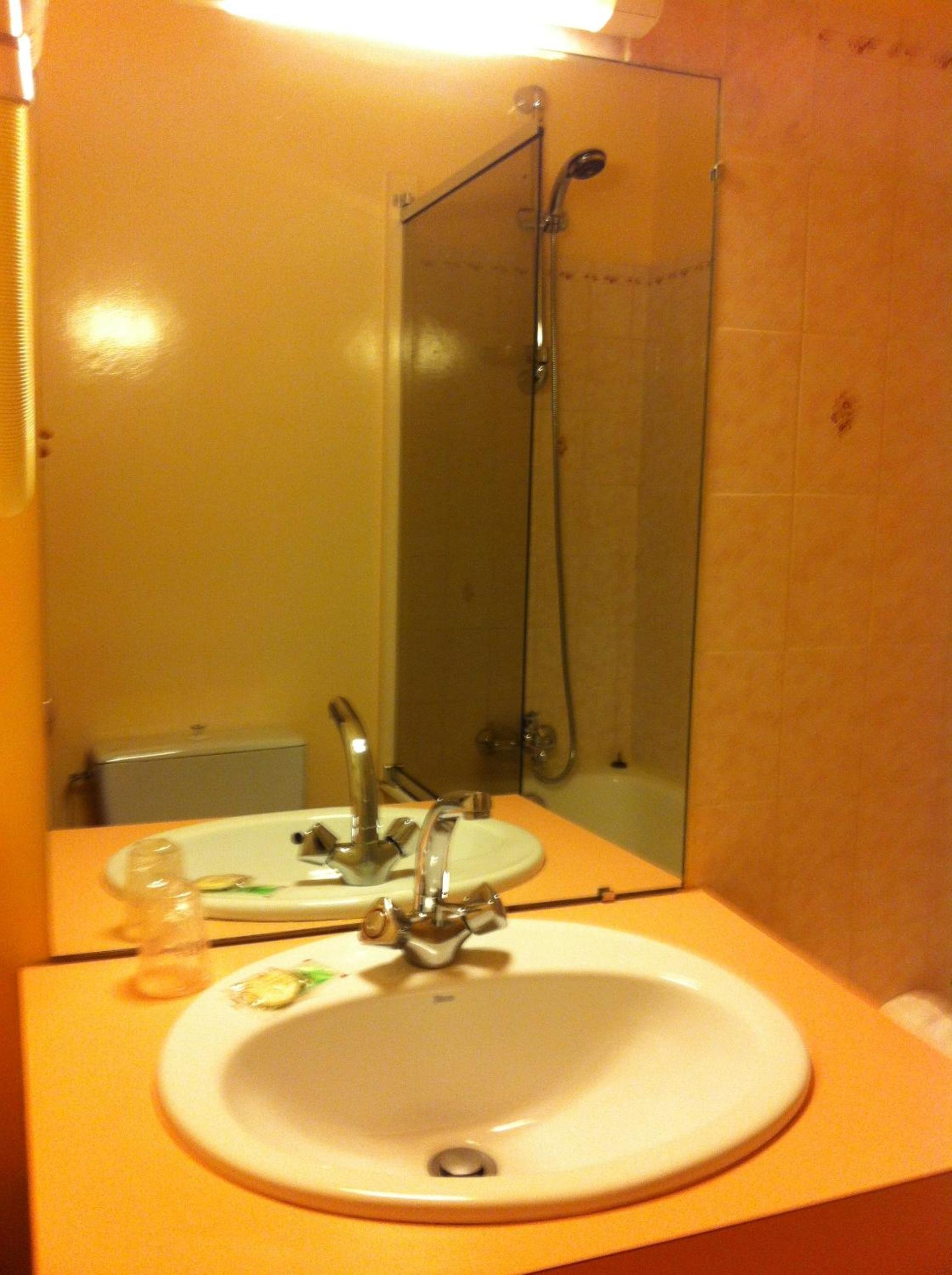 Twin Room with Private Bathroom - Photo 5