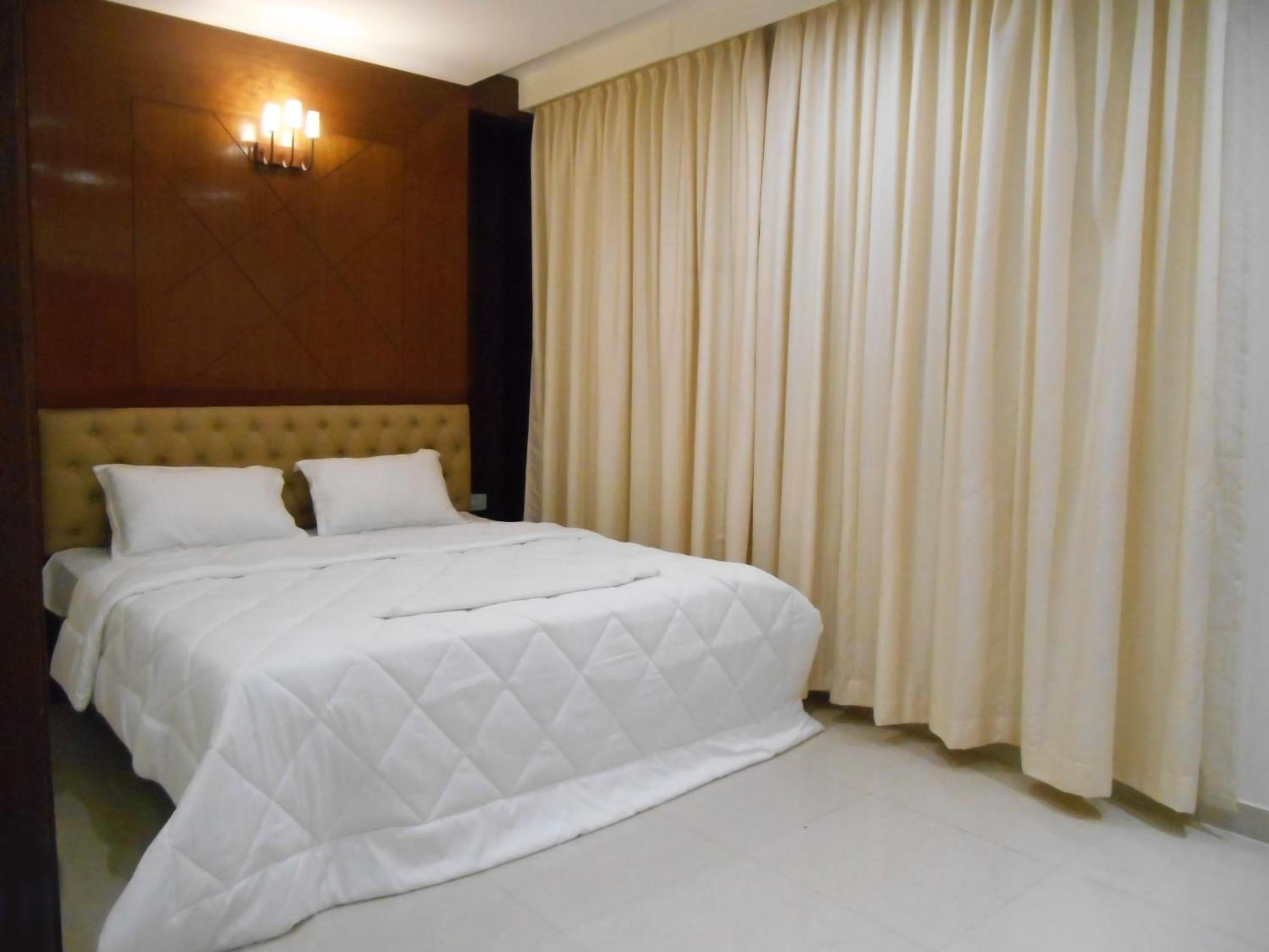 Deluxe Double Room (2 Adults + 1 Child) - Photo 1