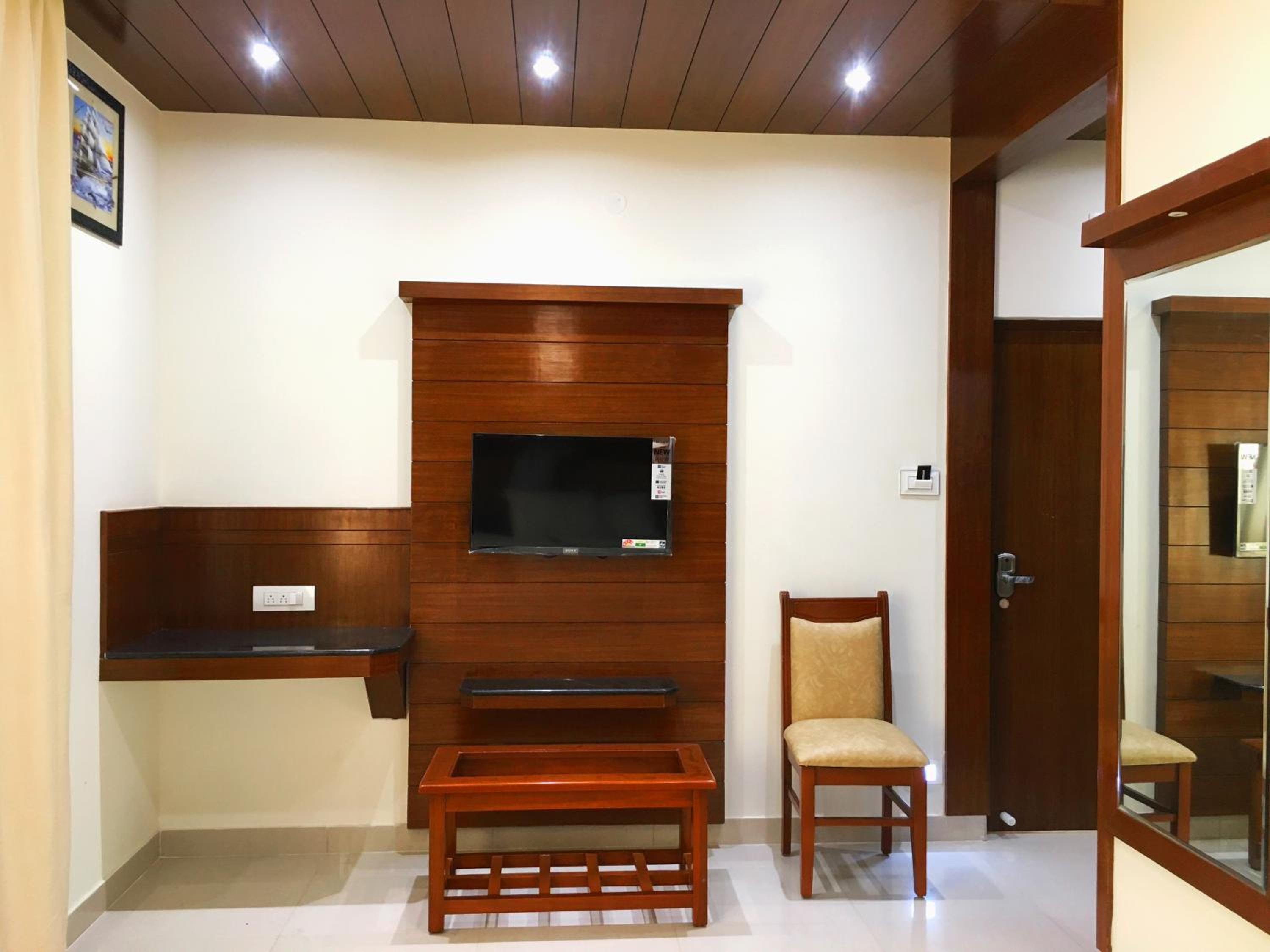 Deluxe Double Room (2 Adults + 1 Child) - Photo 2