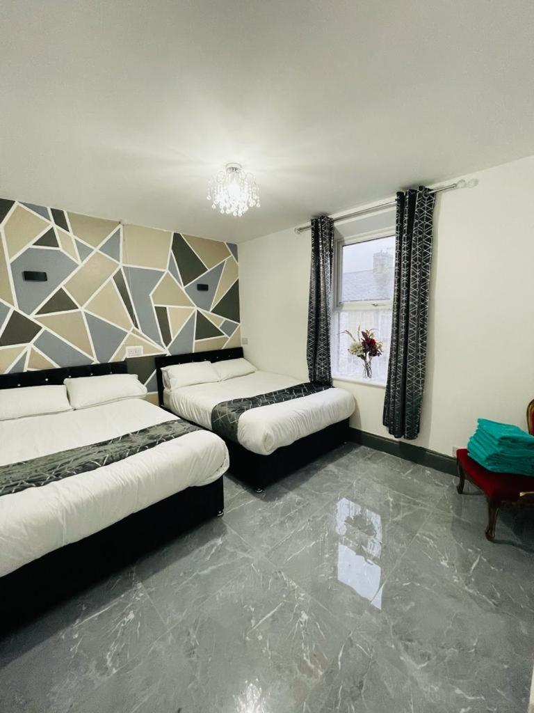 Three-Bedroom Apartment - Photo 4