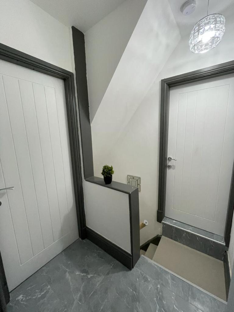 Three-Bedroom Apartment - Photo 5