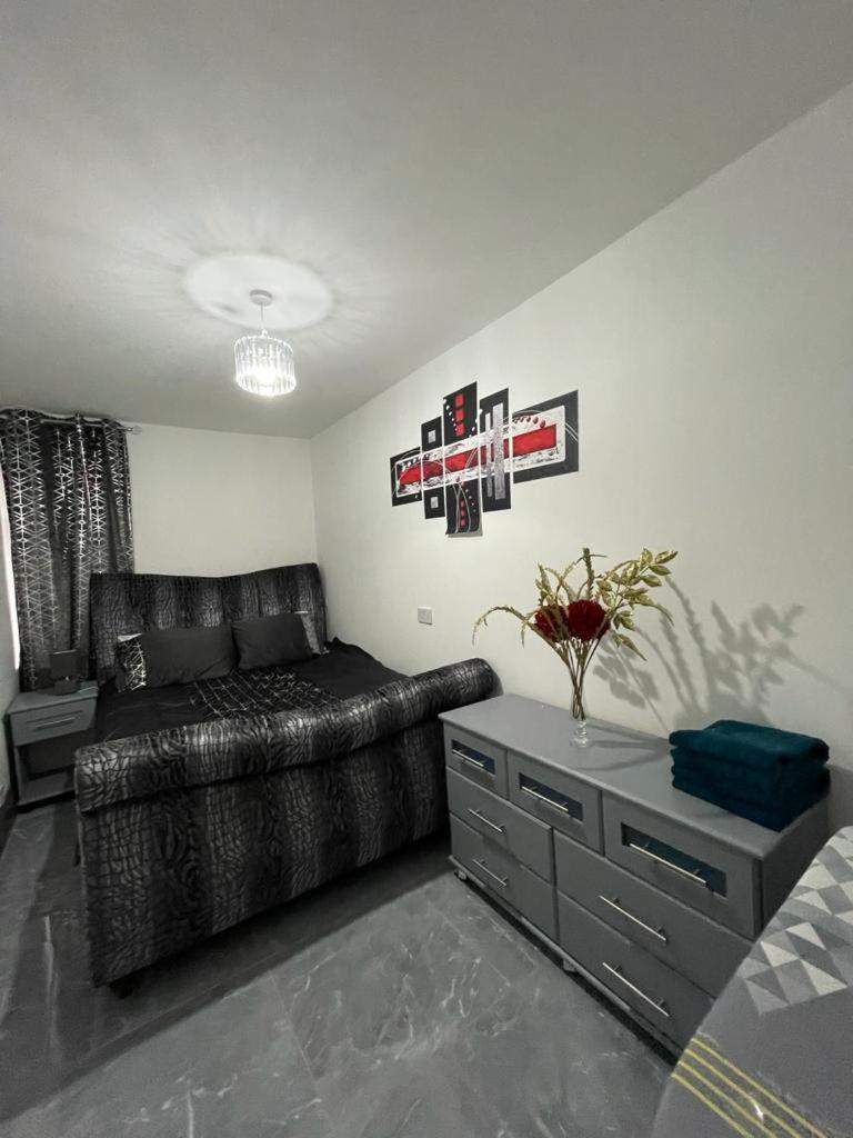 Three-Bedroom Apartment - Photo 6