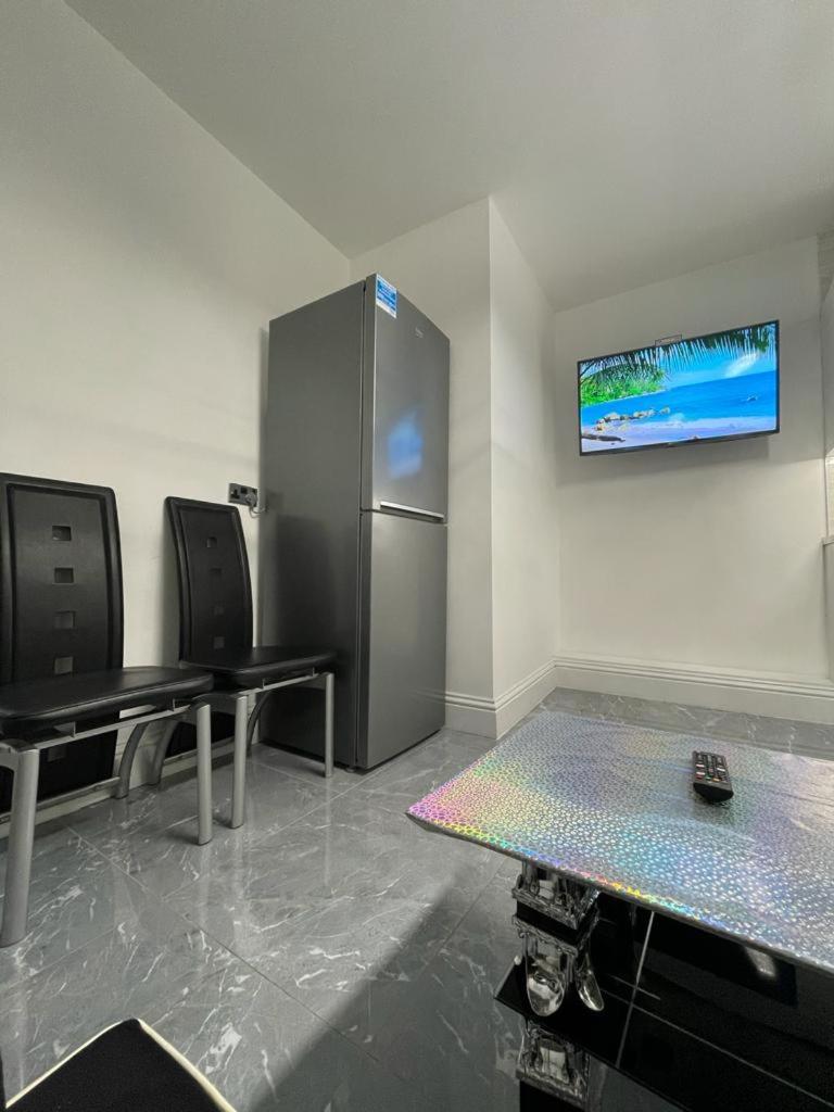 Three-Bedroom Apartment - Photo 7