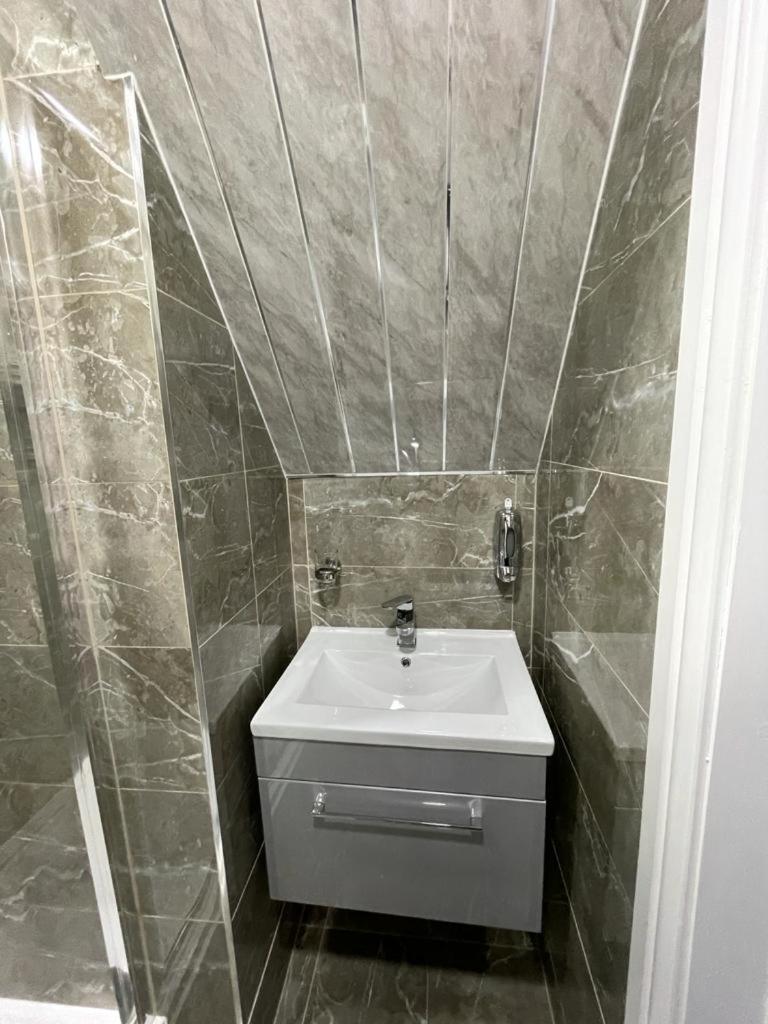 Three-Bedroom Apartment - Photo 8