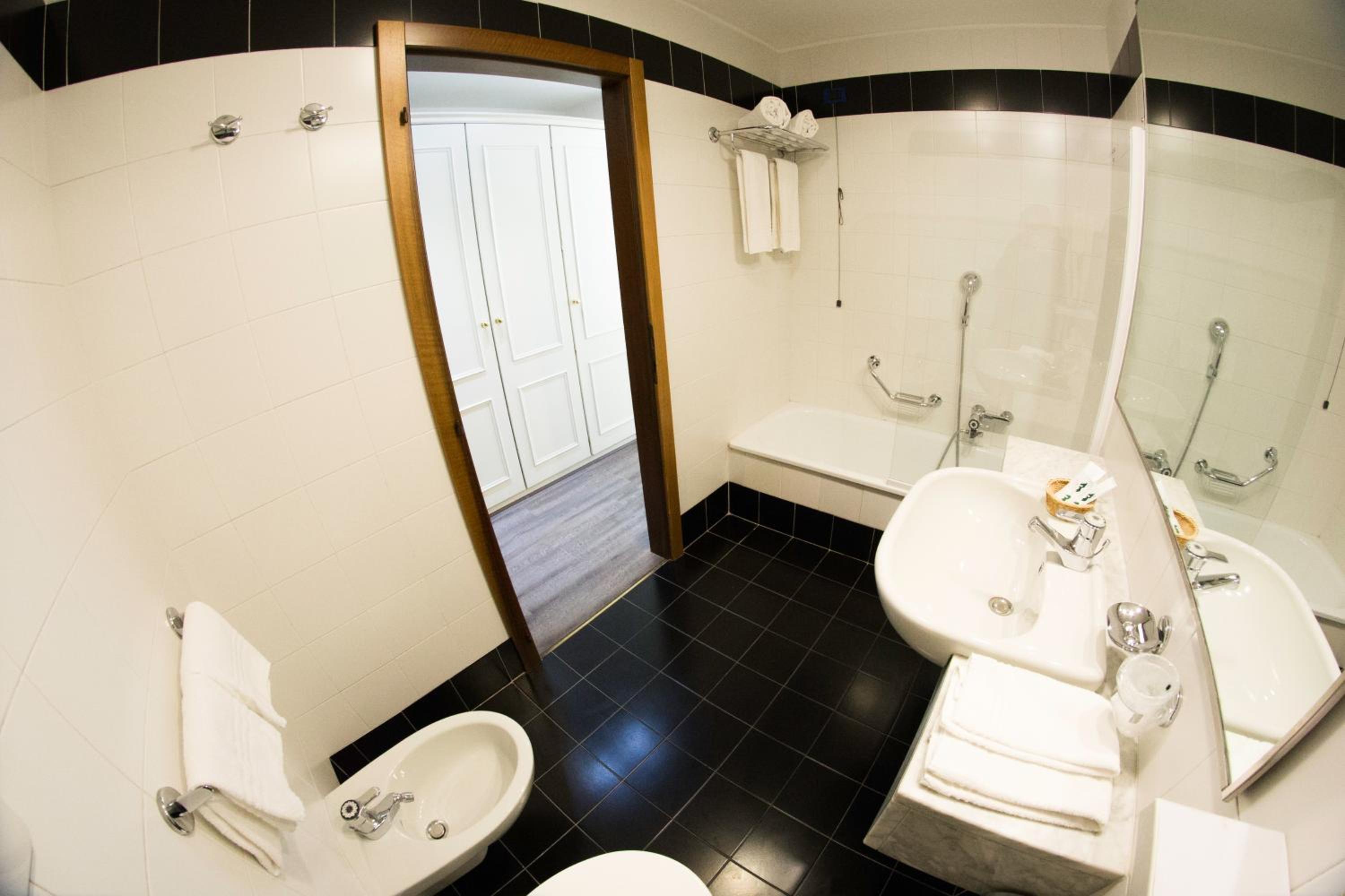 Superior Double or Twin Room with Lake View photo 2
