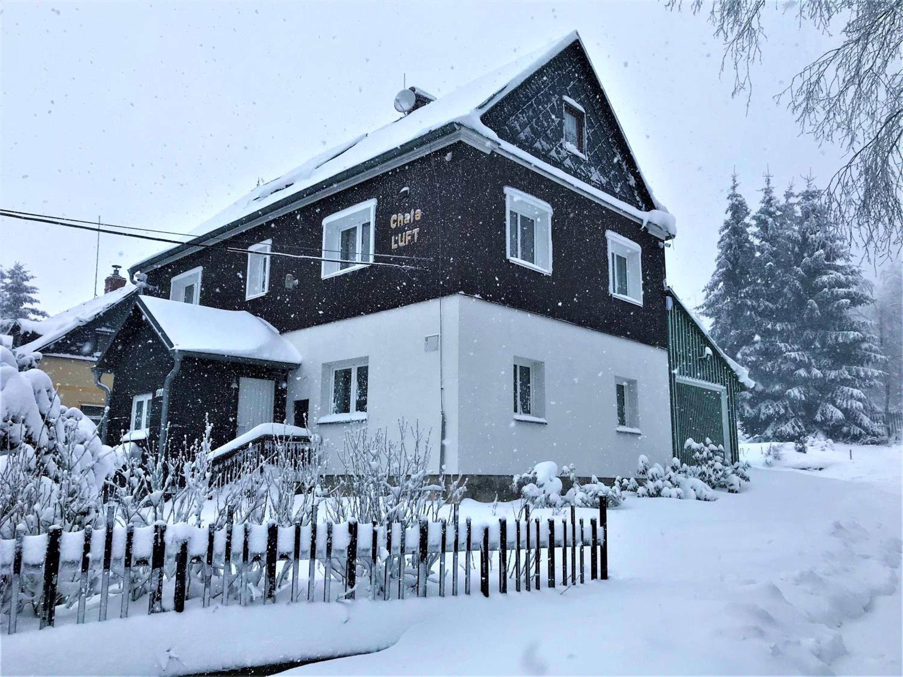 Five-Bedroom House photo 3