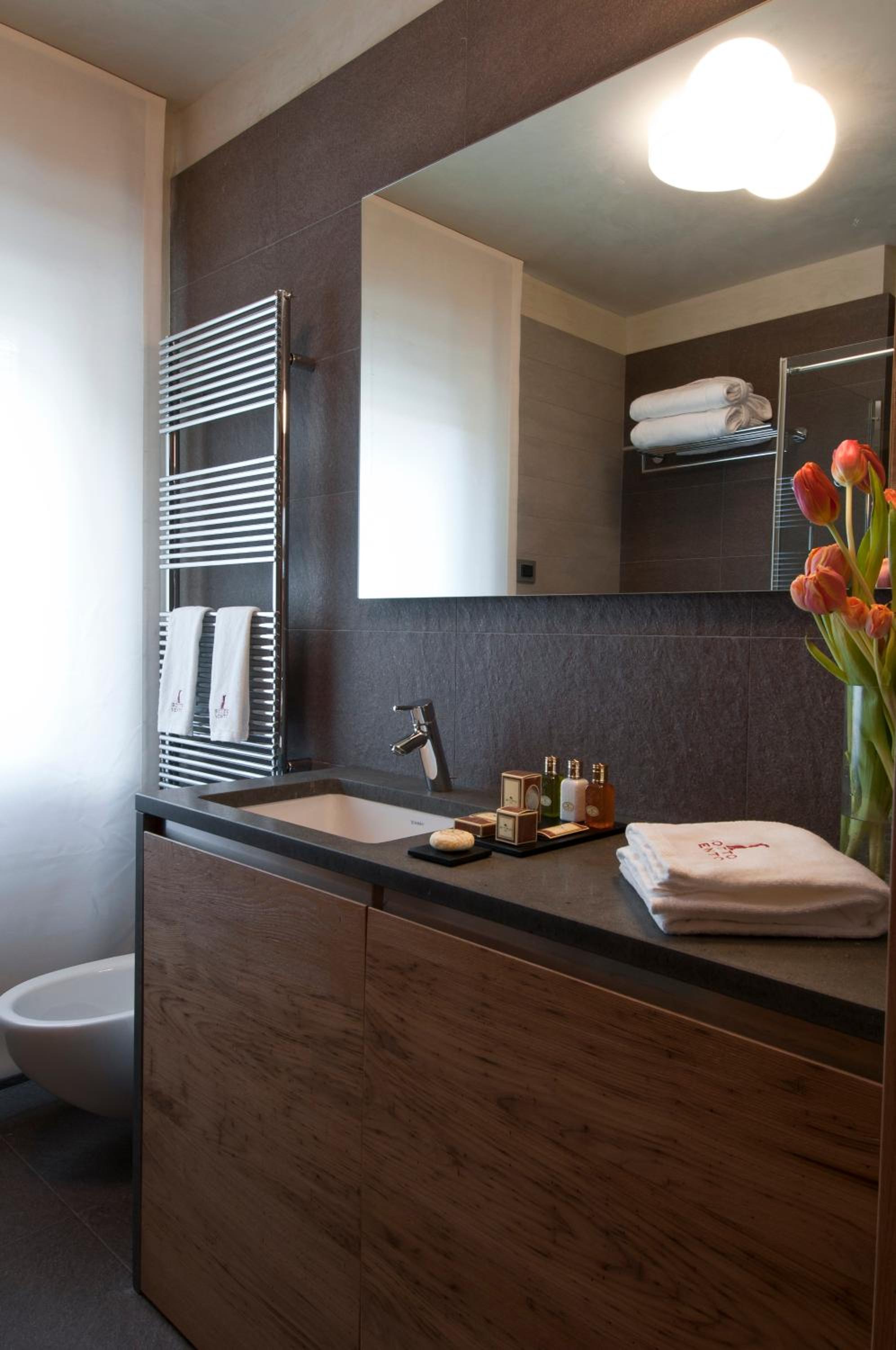 Luxury Suite with Balcony - Photo 7