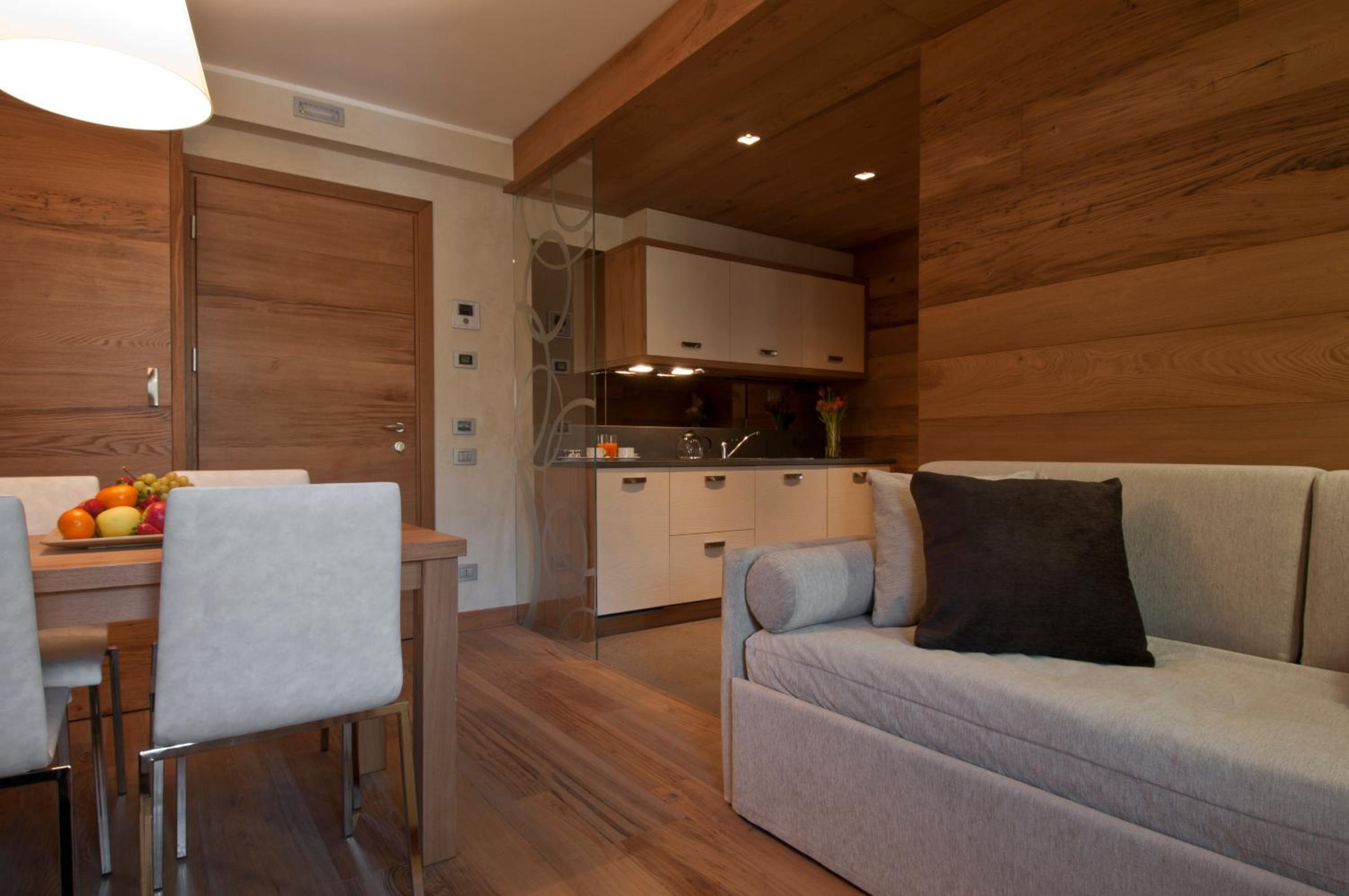Luxury Suite with Balcony - Photo 4