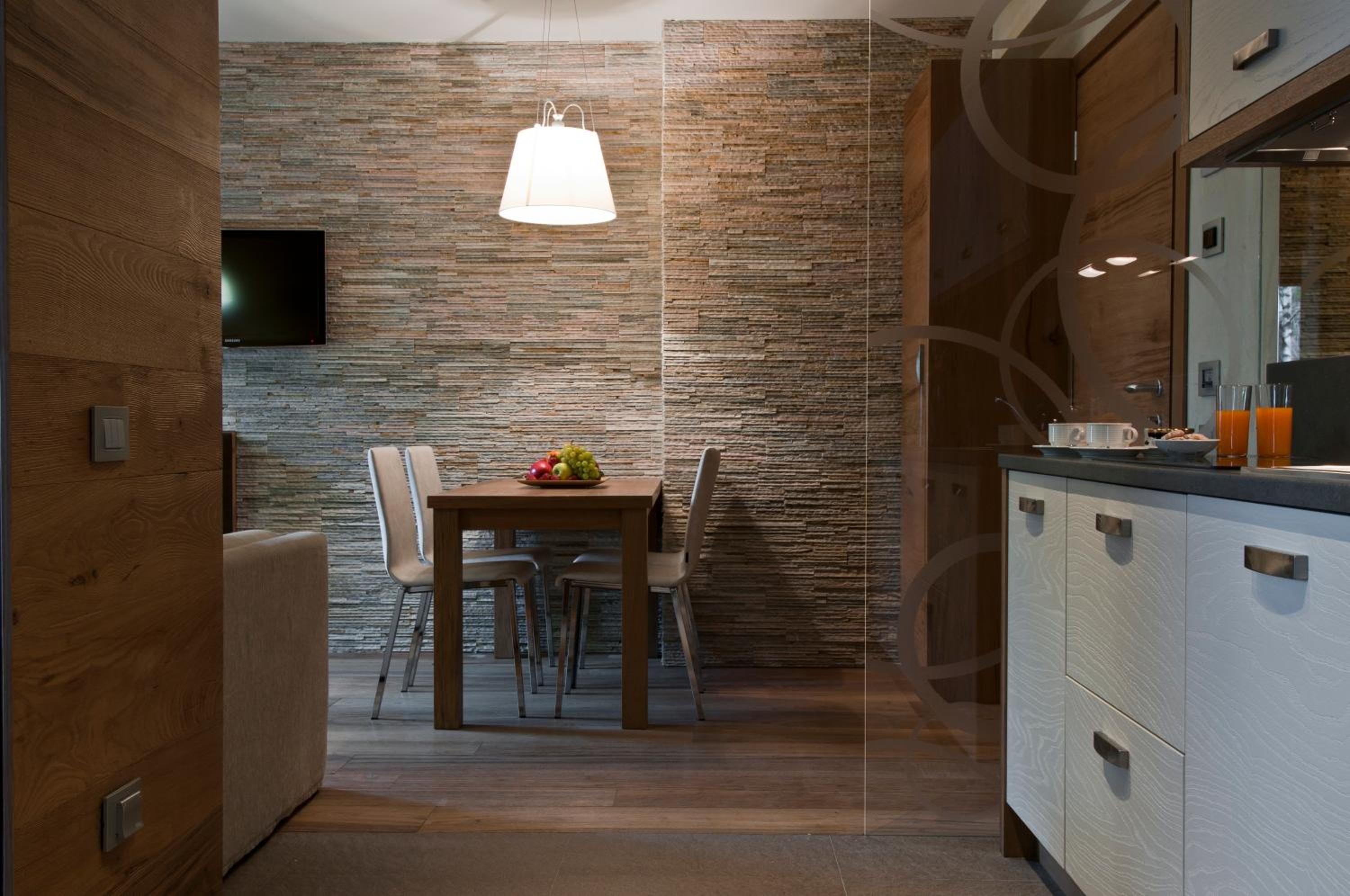 Luxury Suite with Balcony - Photo 6