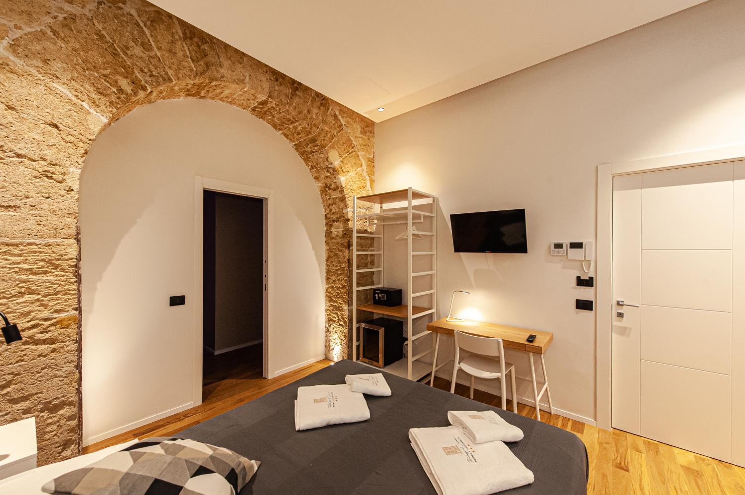 Deluxe Double Room - Photo 22