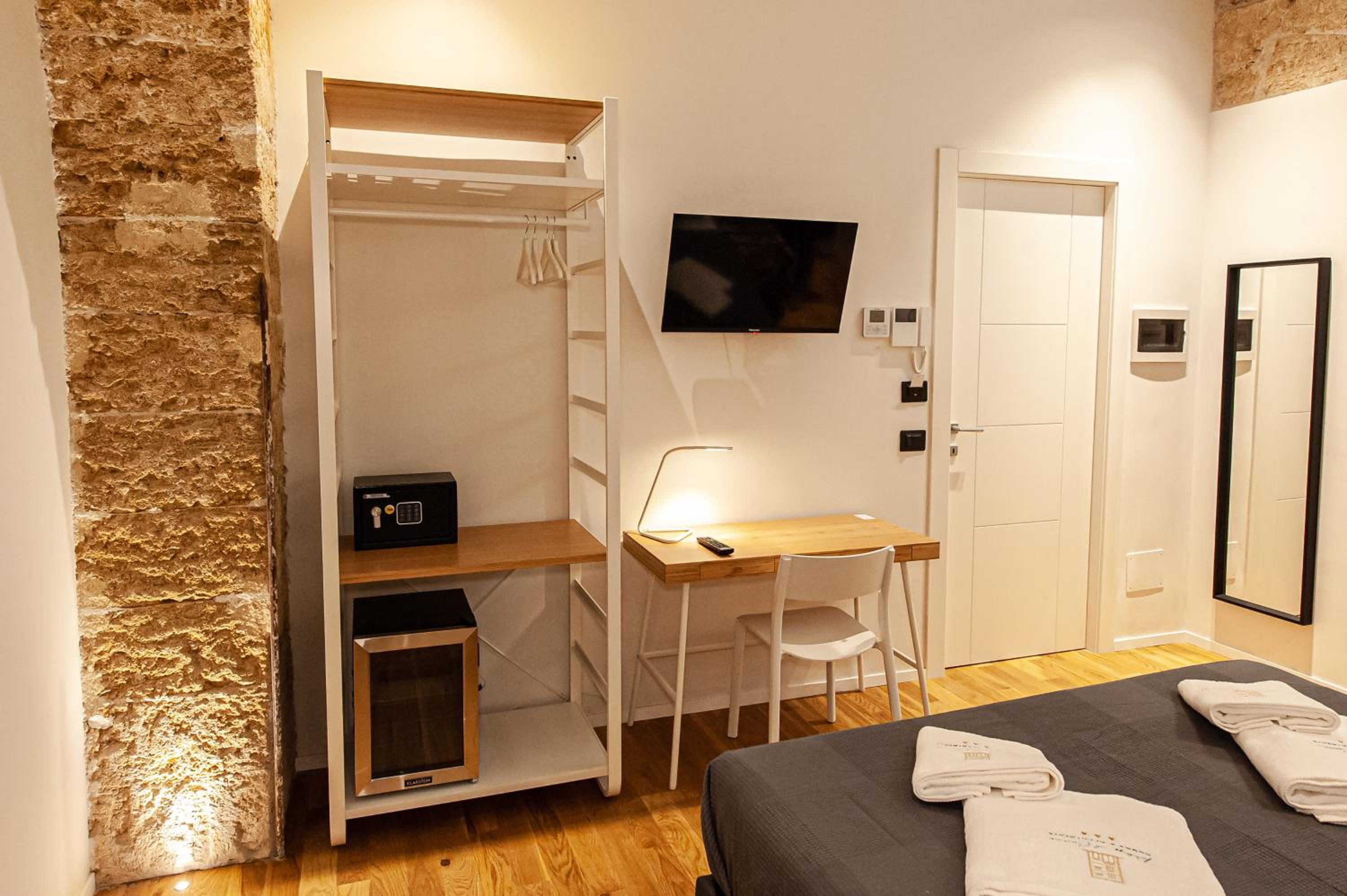 Deluxe Double Room - Photo 10
