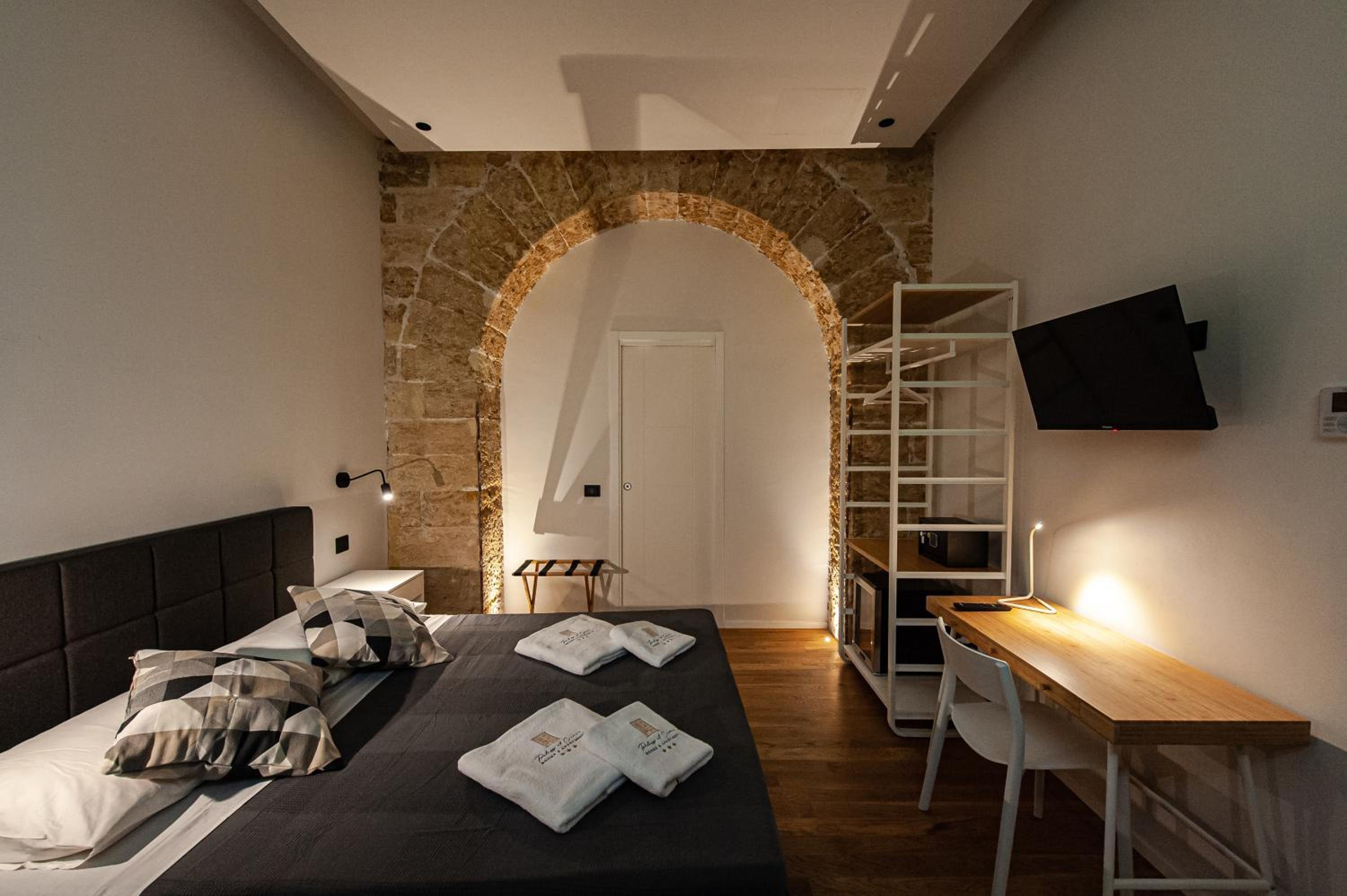 Deluxe Double Room - Photo 8