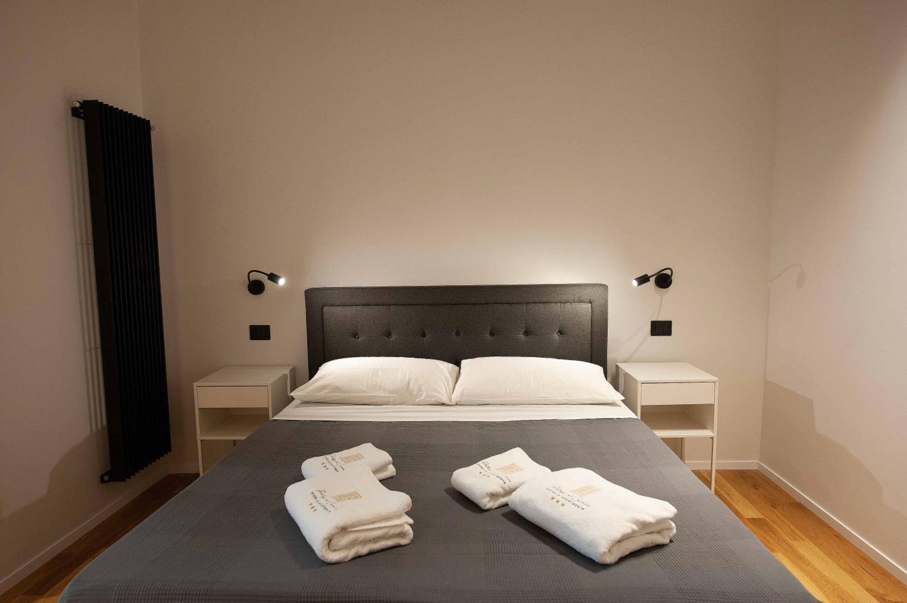 Deluxe Double Room with Balcony - Photo 14