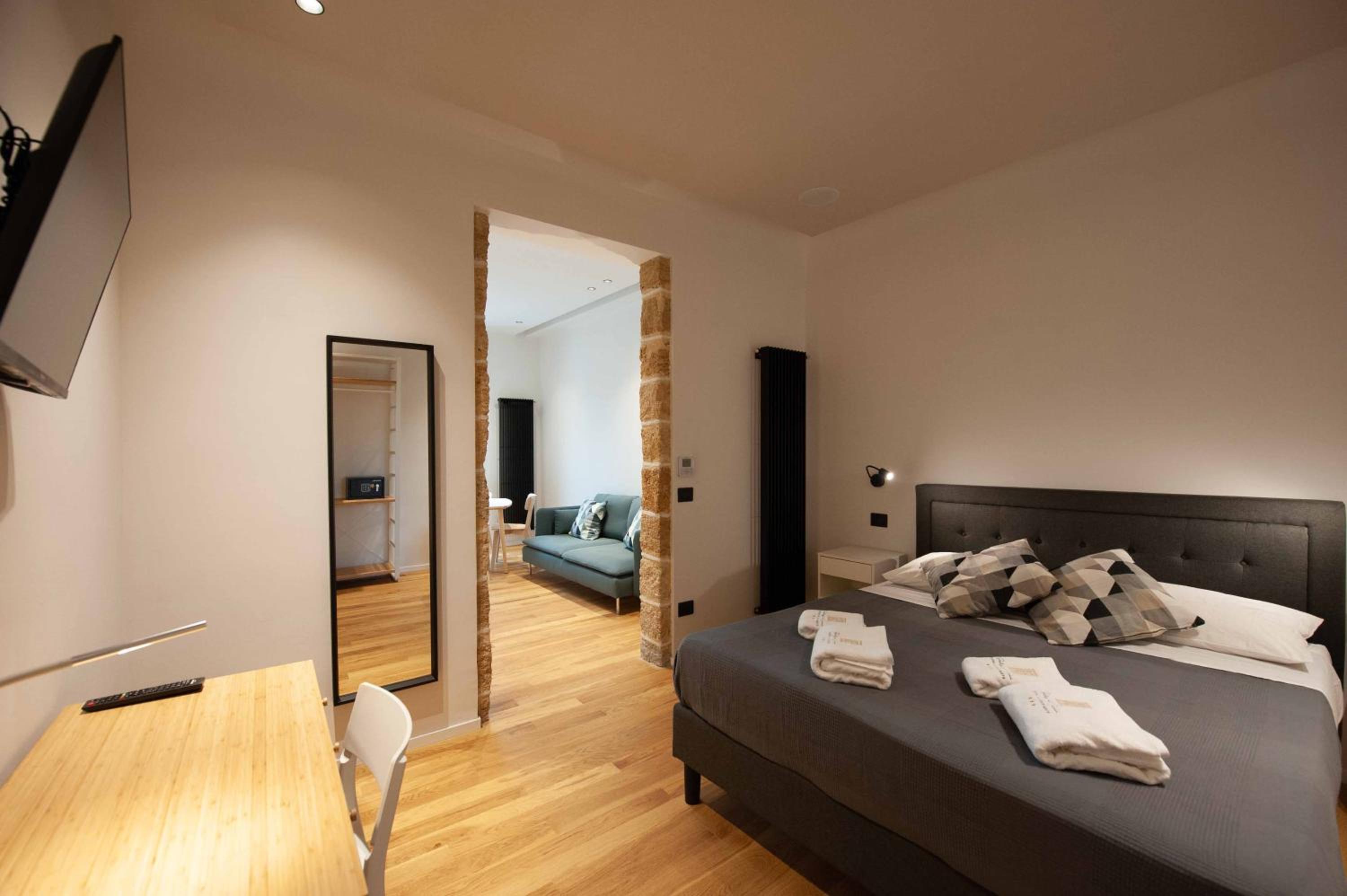 Deluxe Double Room with Balcony - Photo 5