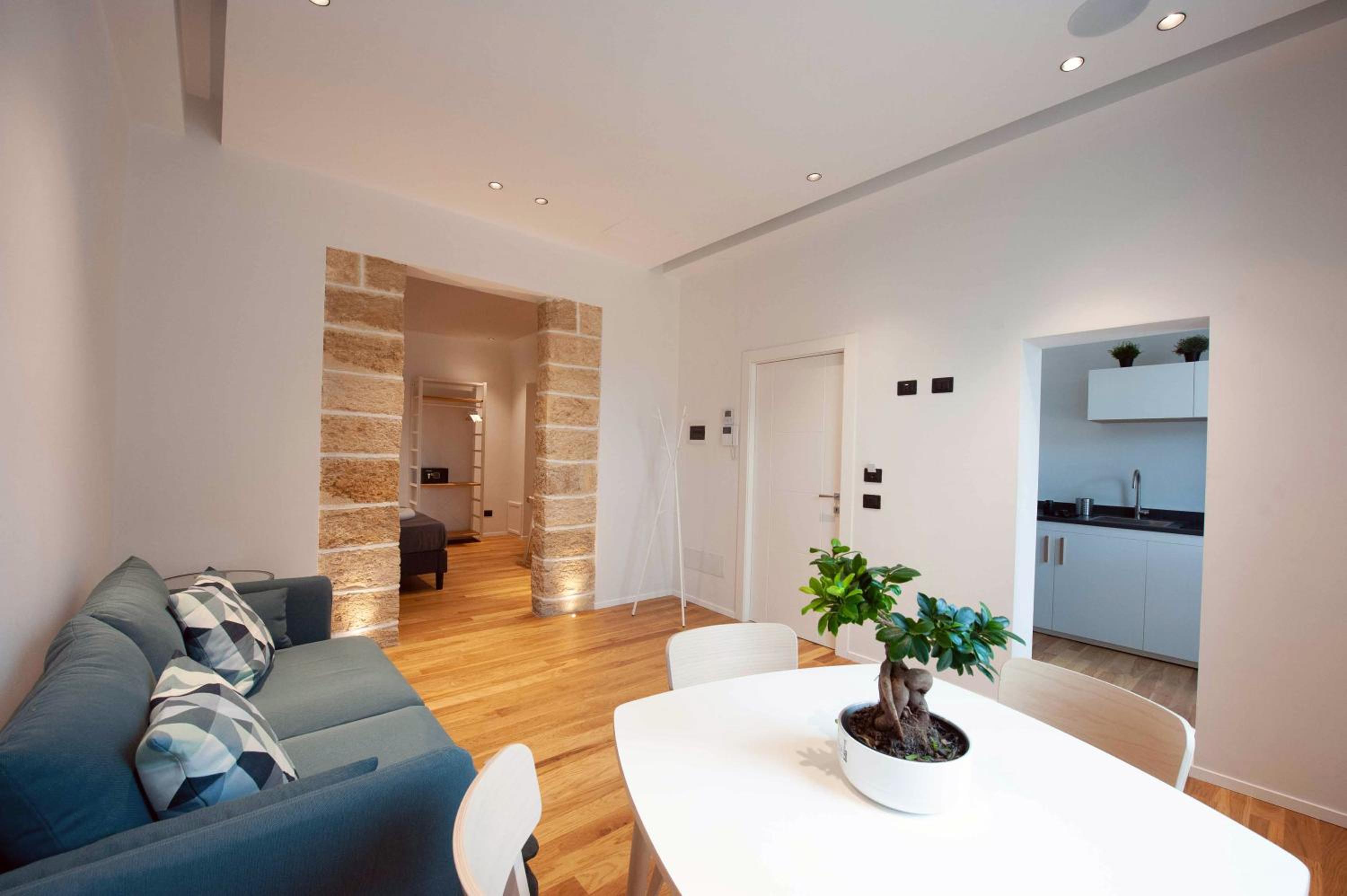 Deluxe Double Room with Balcony - Photo 3