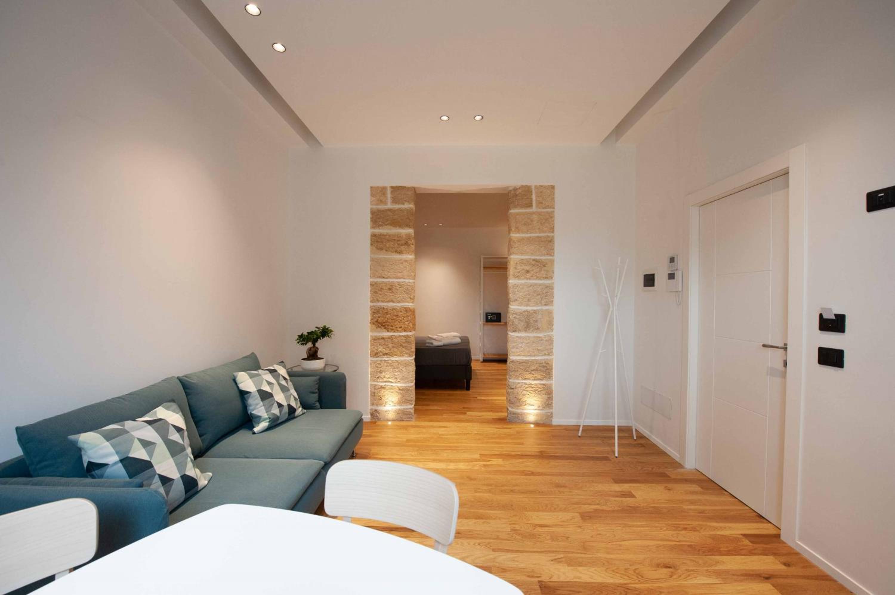 Deluxe Double Room with Balcony - Photo 9
