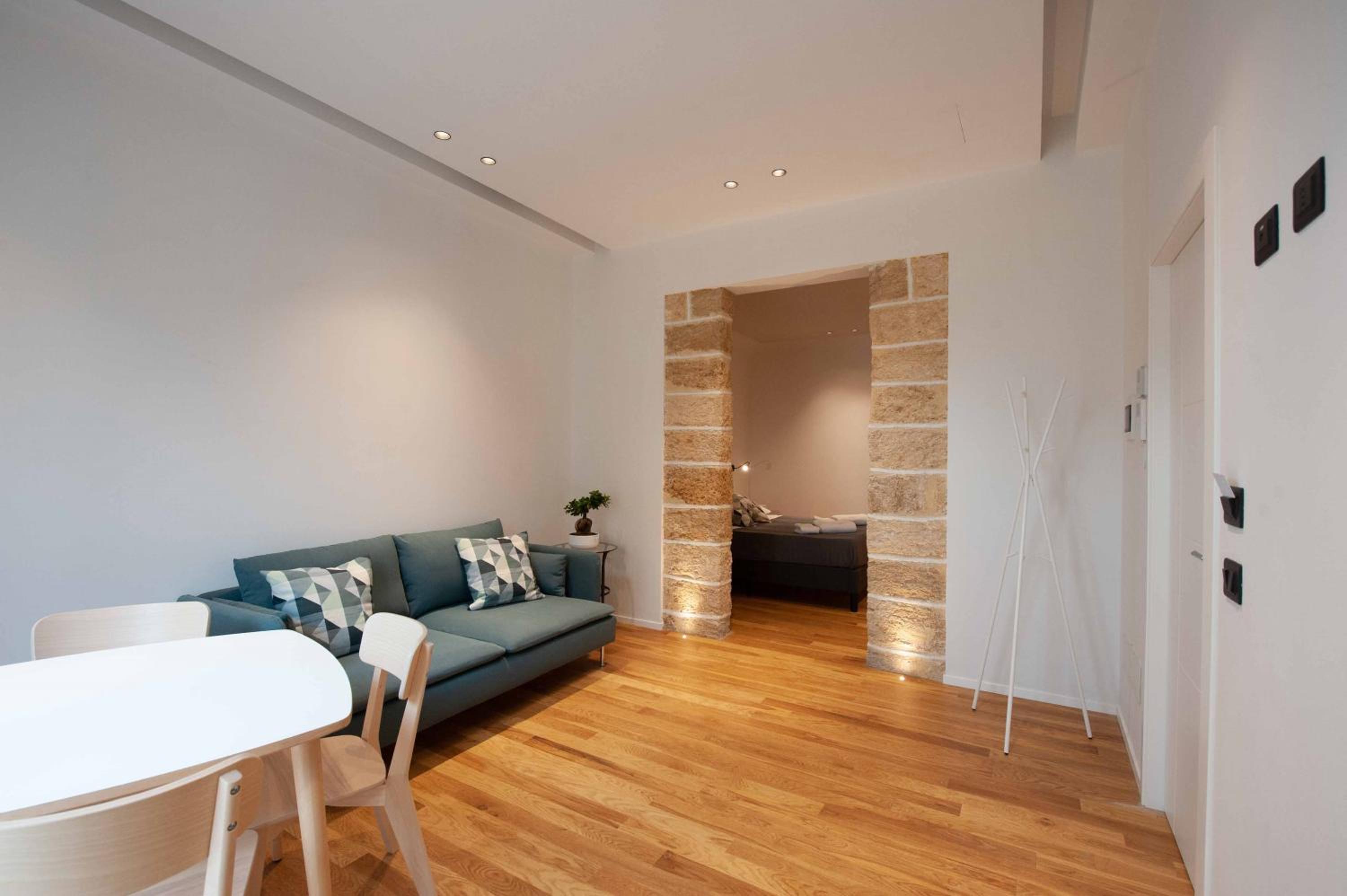 Deluxe Double Room with Balcony - Photo 8
