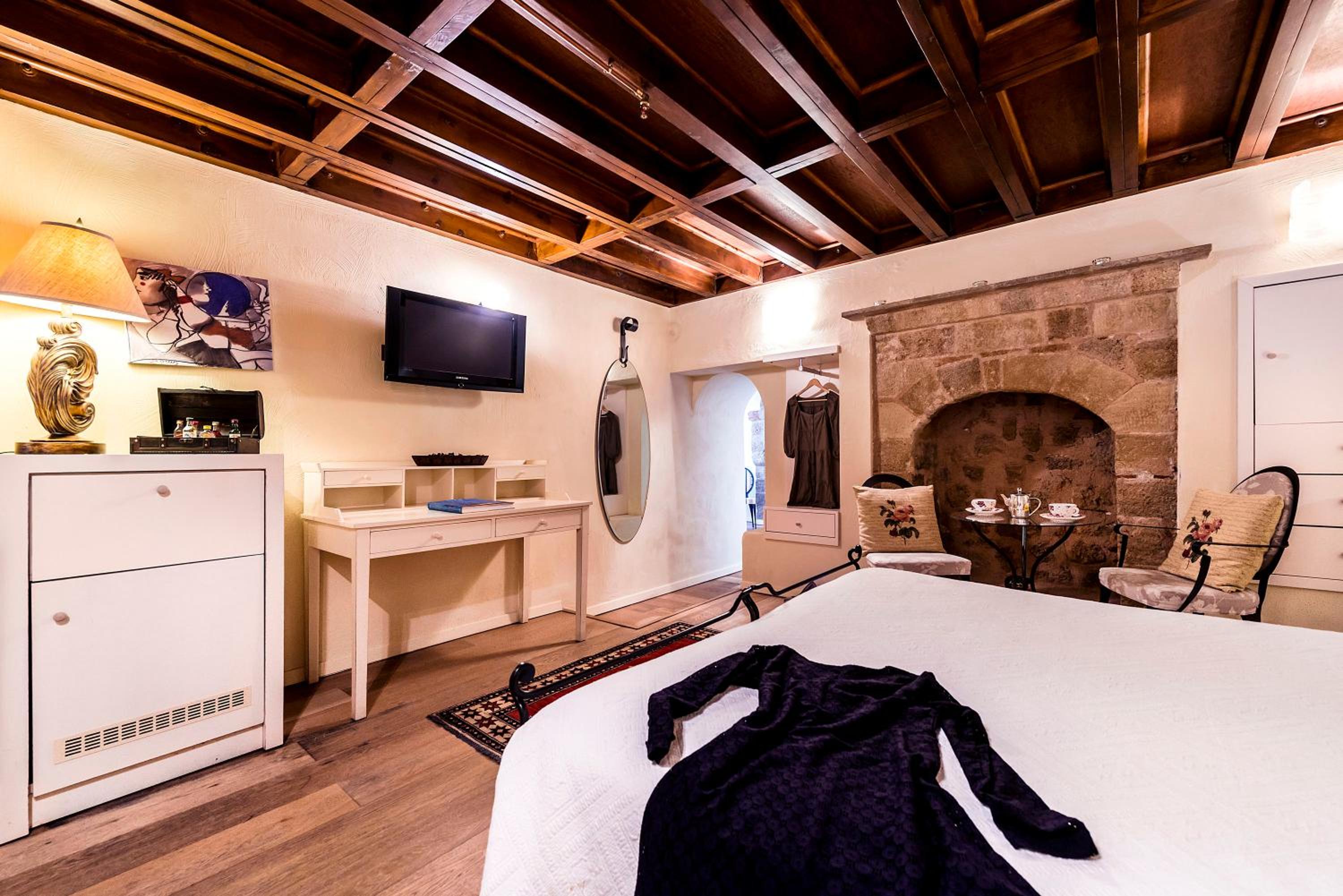 Mythos Junior Suite with Spa Tub - Photo 10