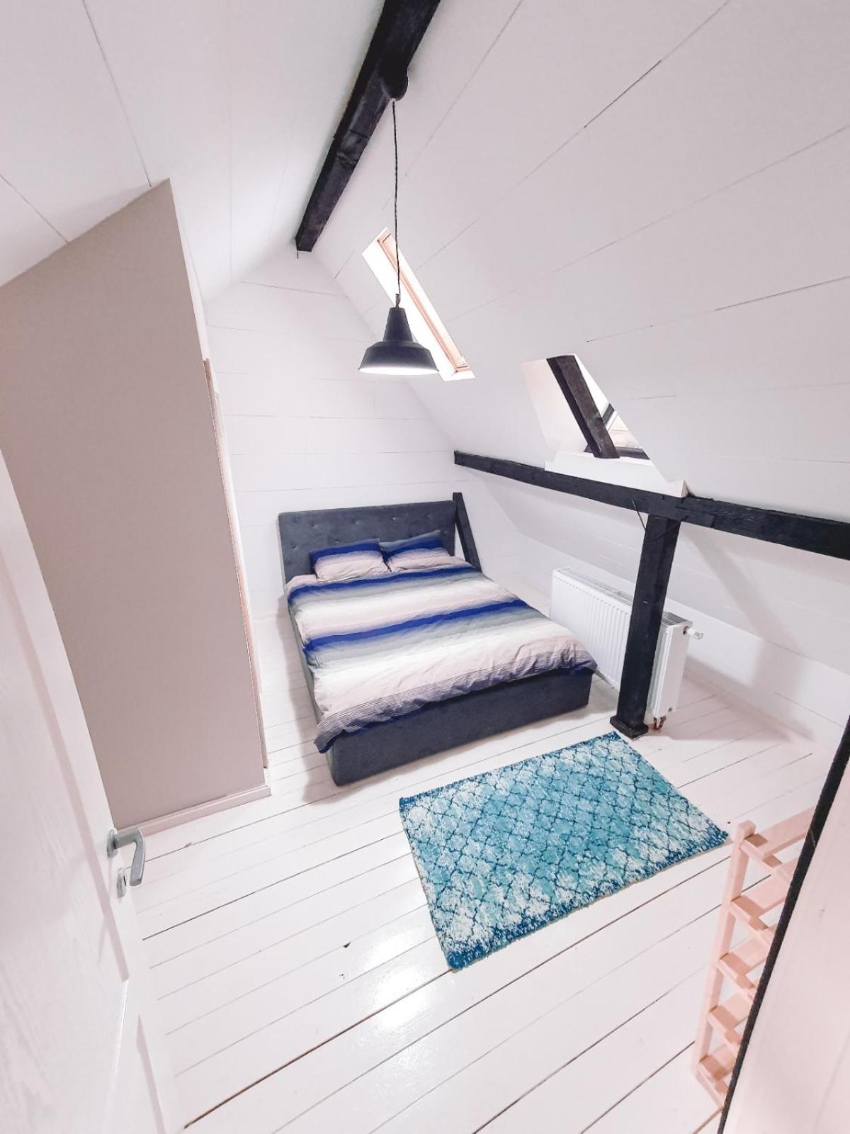 Five-Bedroom House - Photo 35