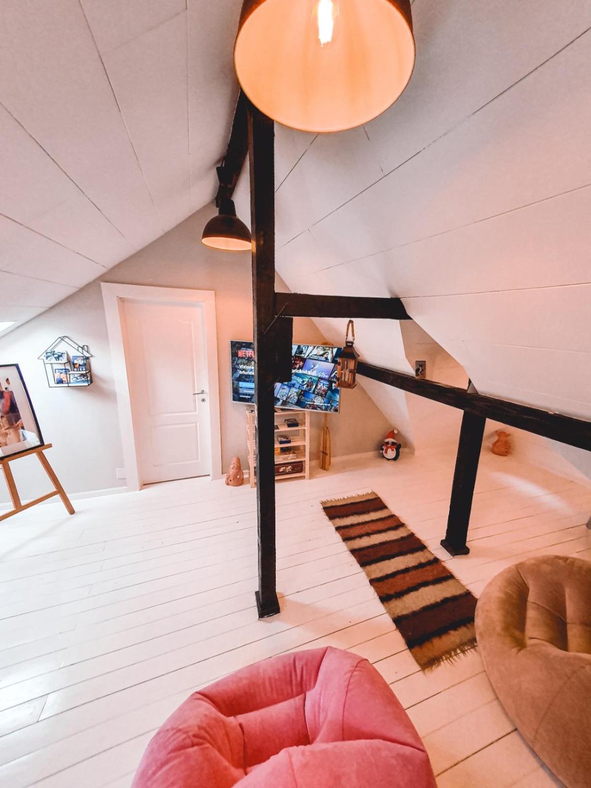 Five-Bedroom House - Photo 2