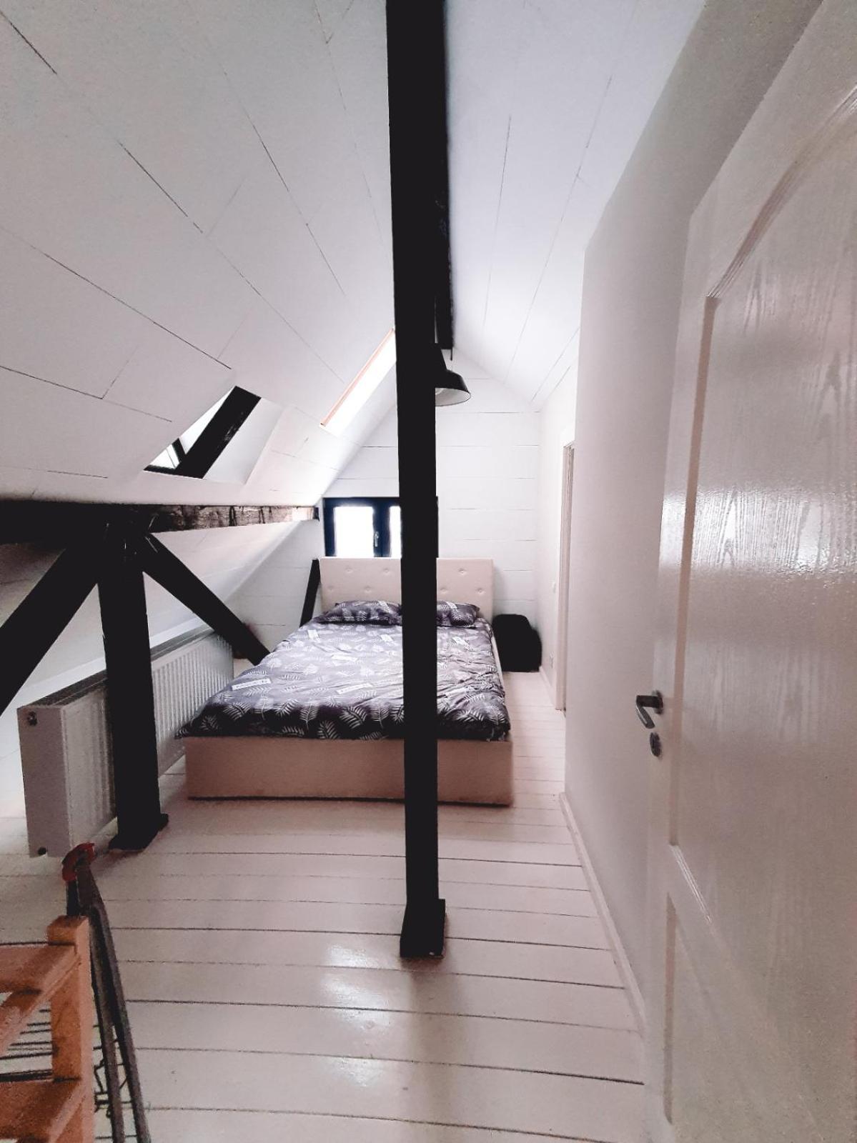 Five-Bedroom House - Photo 4