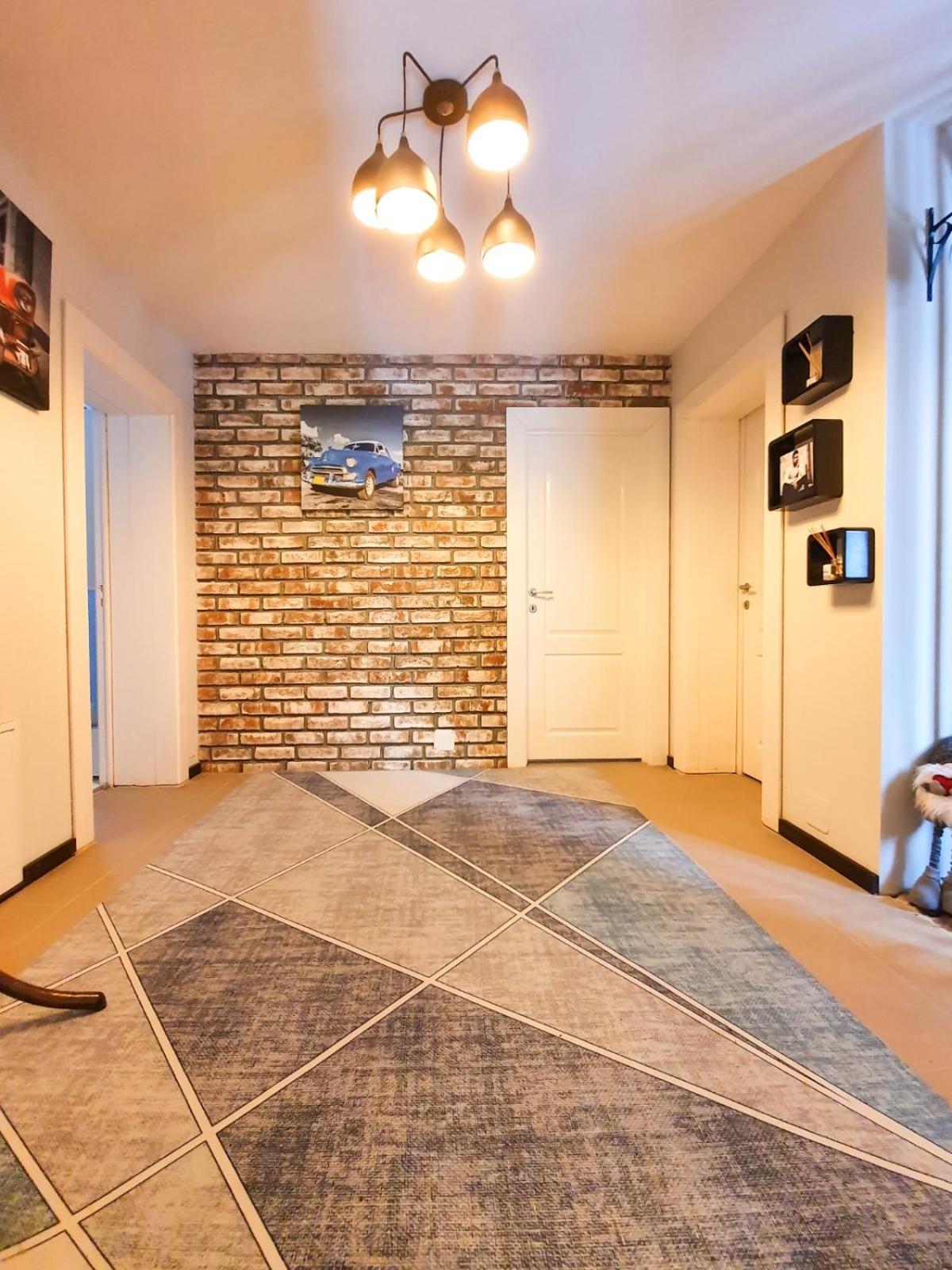 Five-Bedroom House - Photo 5