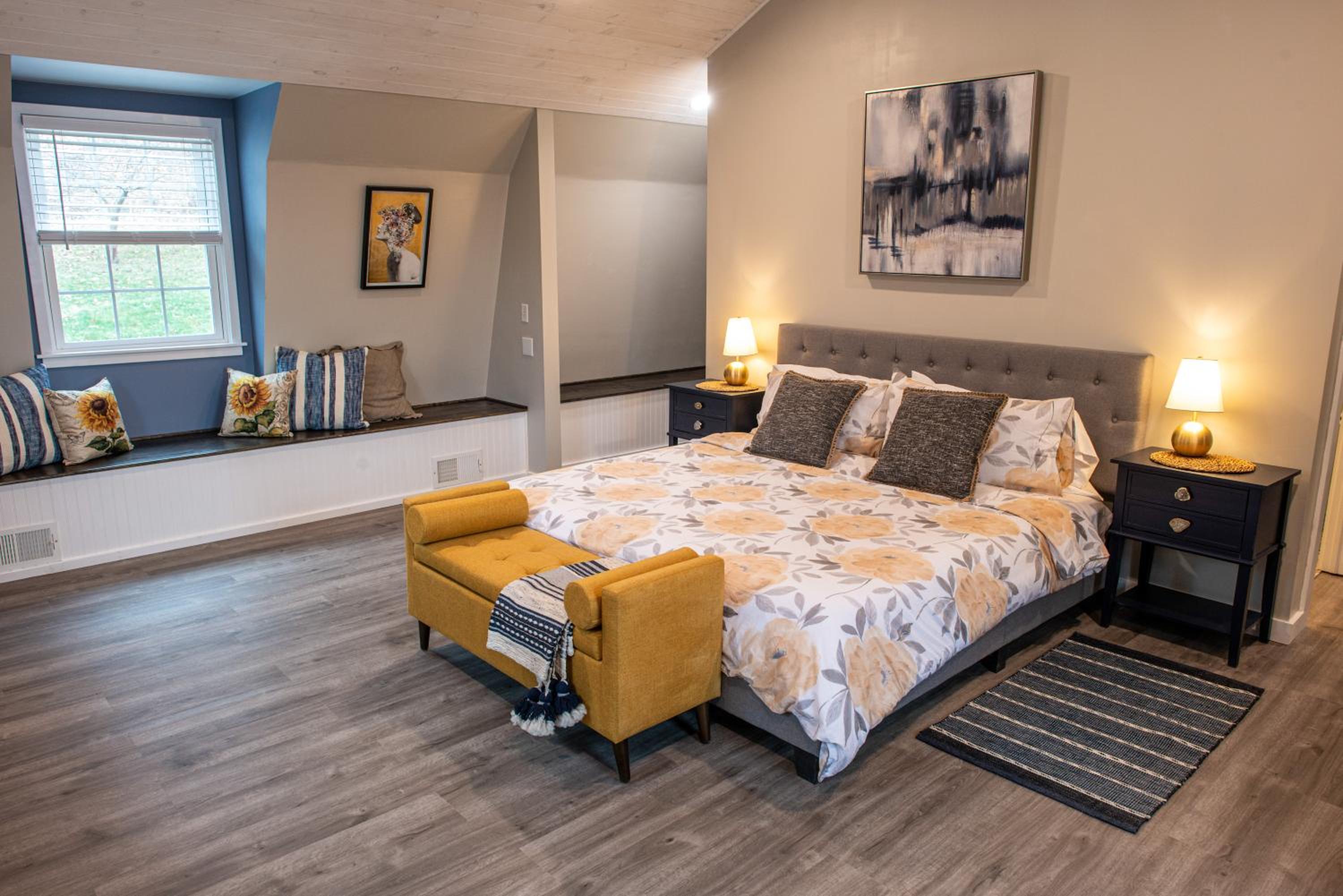 Deluxe King Suite photo 2