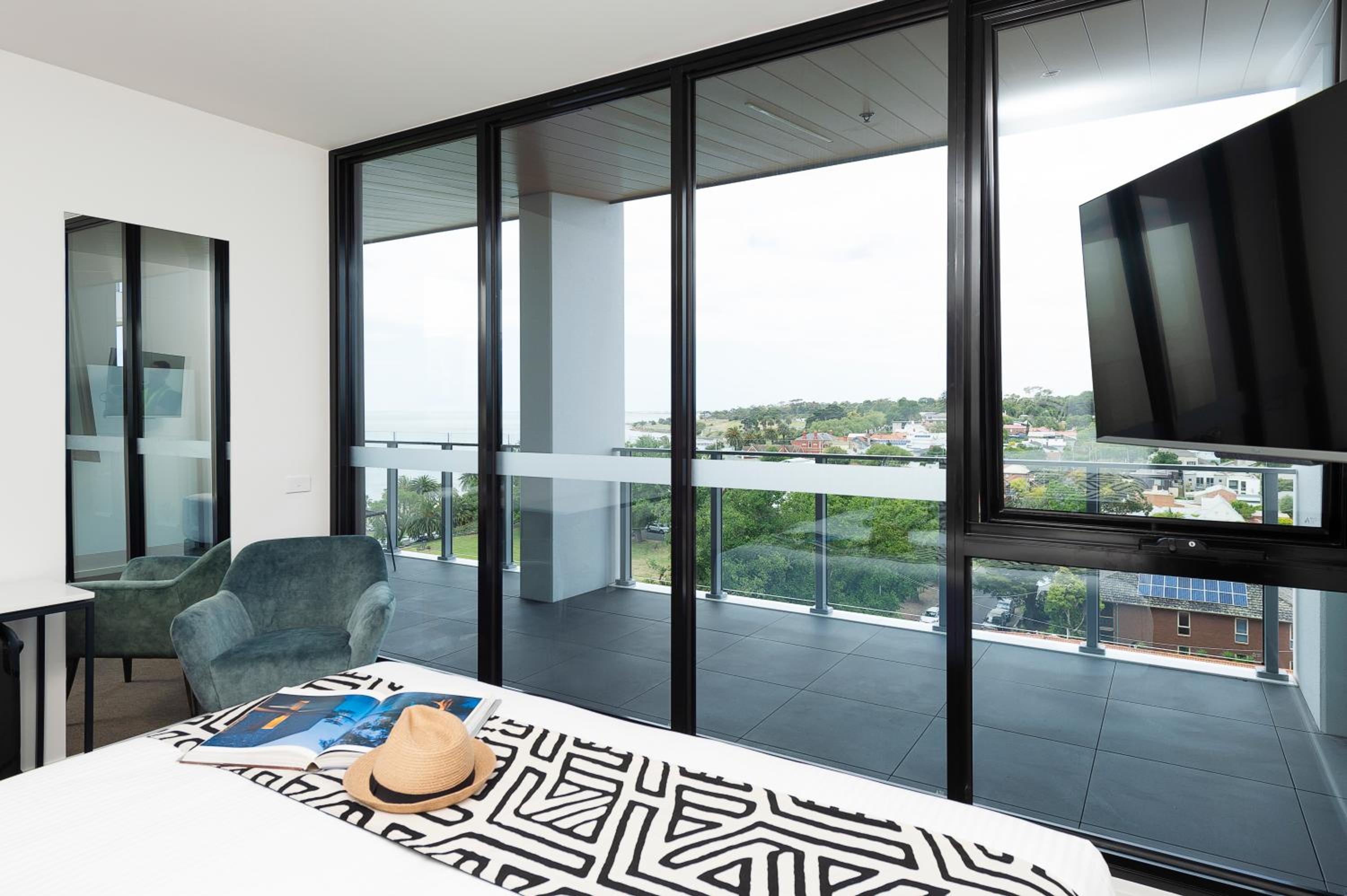 One-Bedroom Apartment with Ocean View - Photo 6