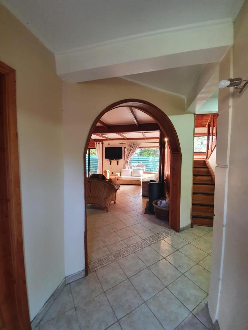 Five-Bedroom House photo 2