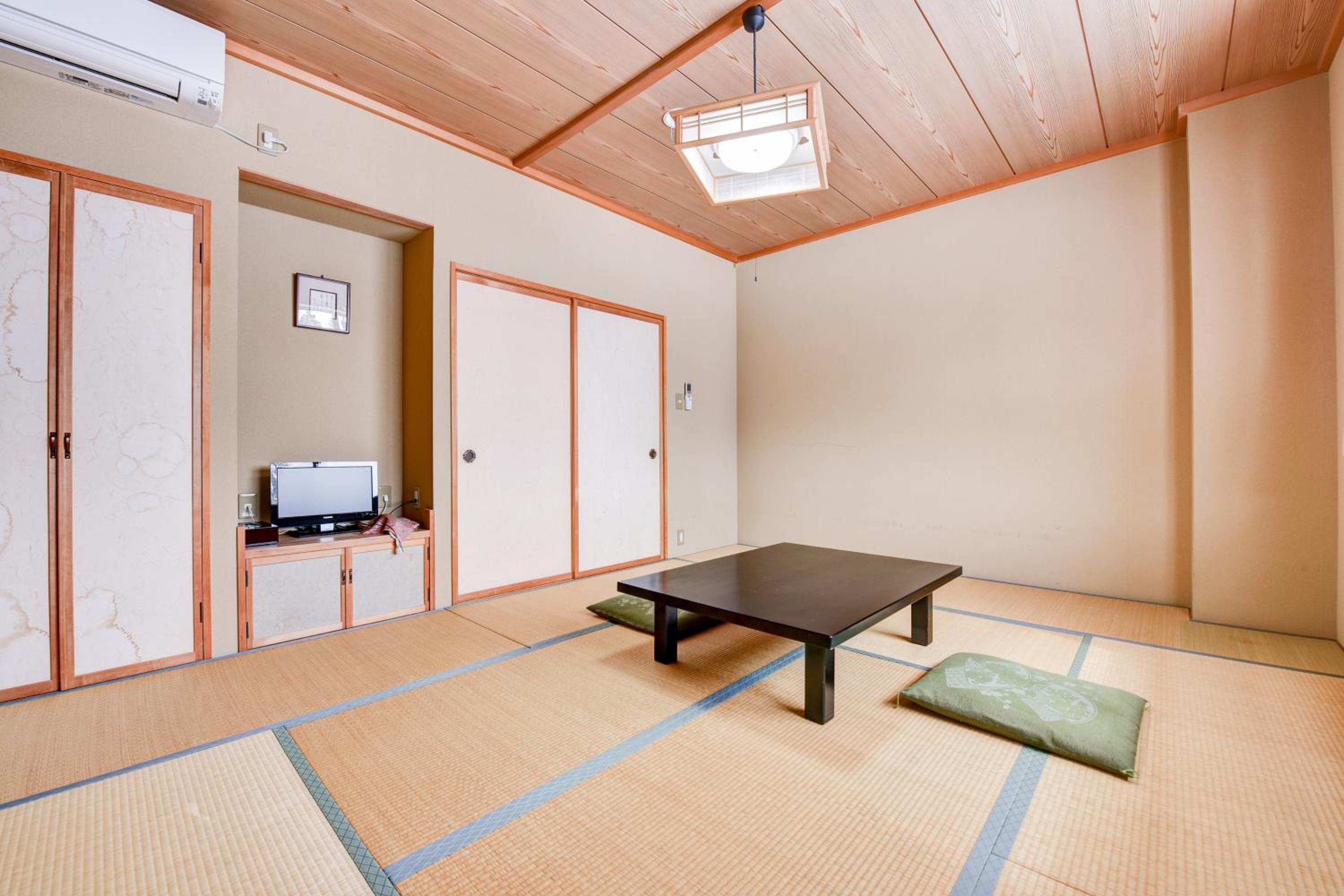 Japanese-Style Quadruple Room with Shared Bathroom photo 1